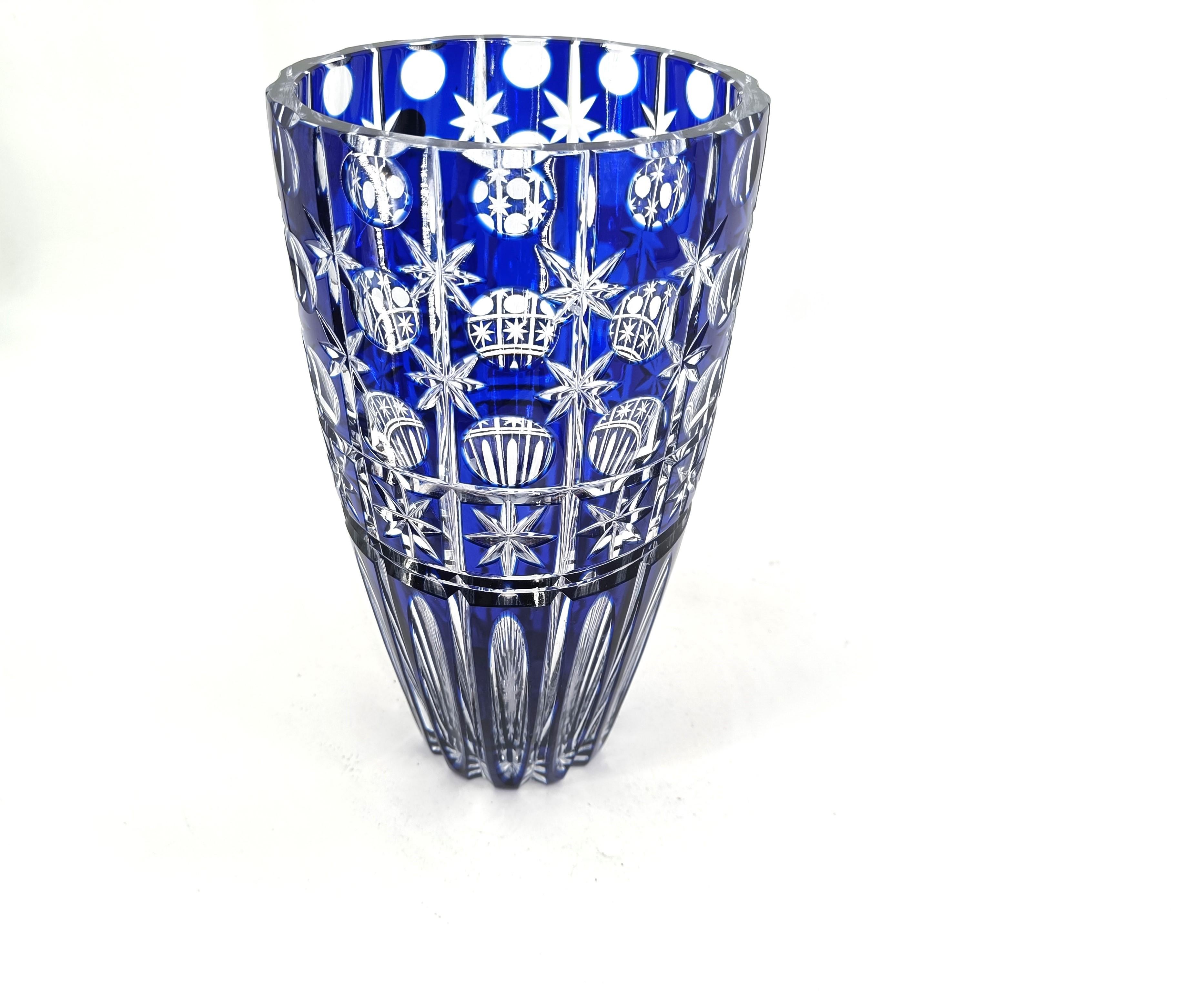 Jarrón bohemio de cristal tallado azul cobalto, años 60 en venta 2
