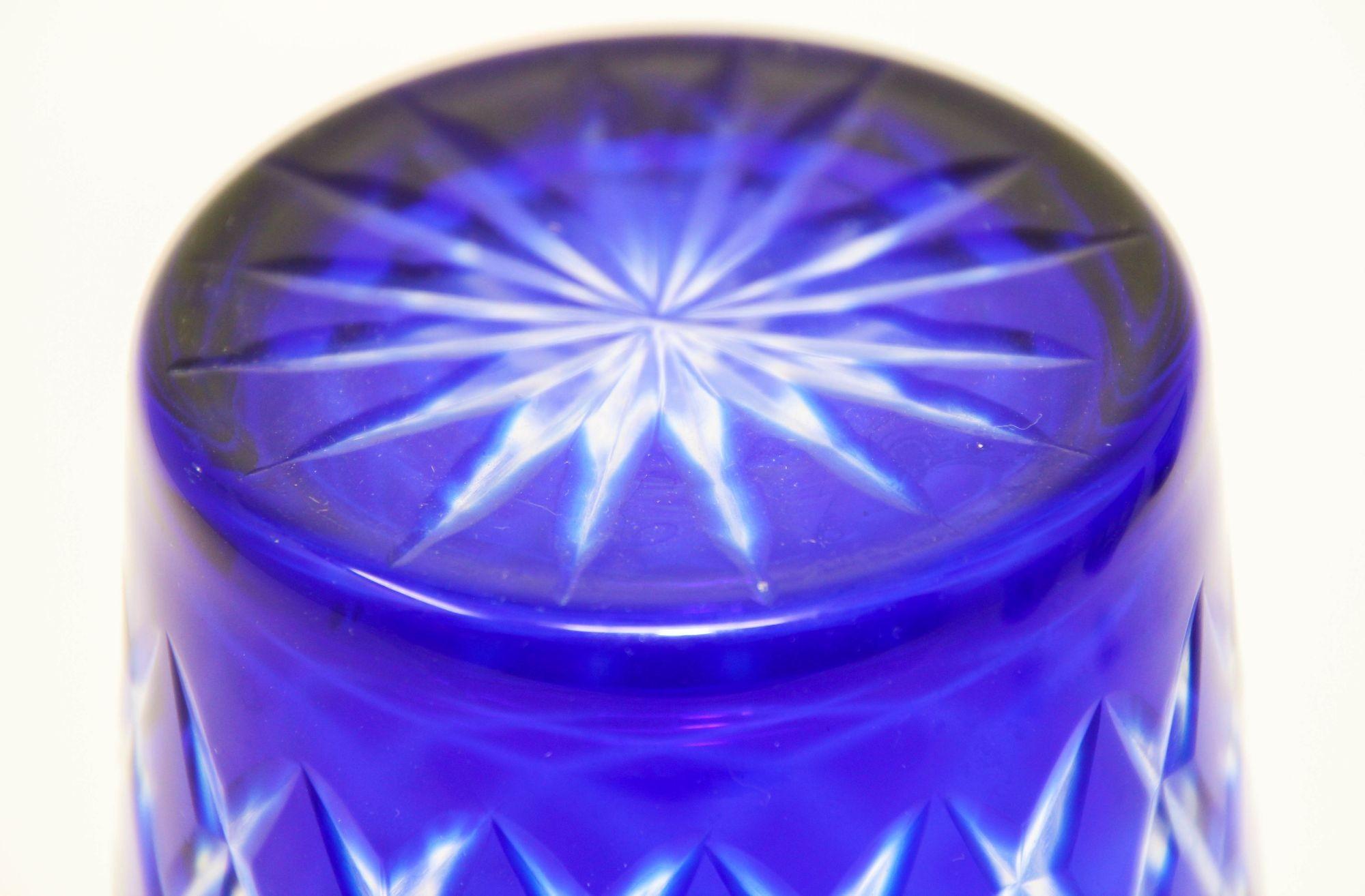 20ième siècle Ensemble de 11 verres à boire en cristal bleu cobalt taillé à transparent pour les boissons en forme de roche en vente