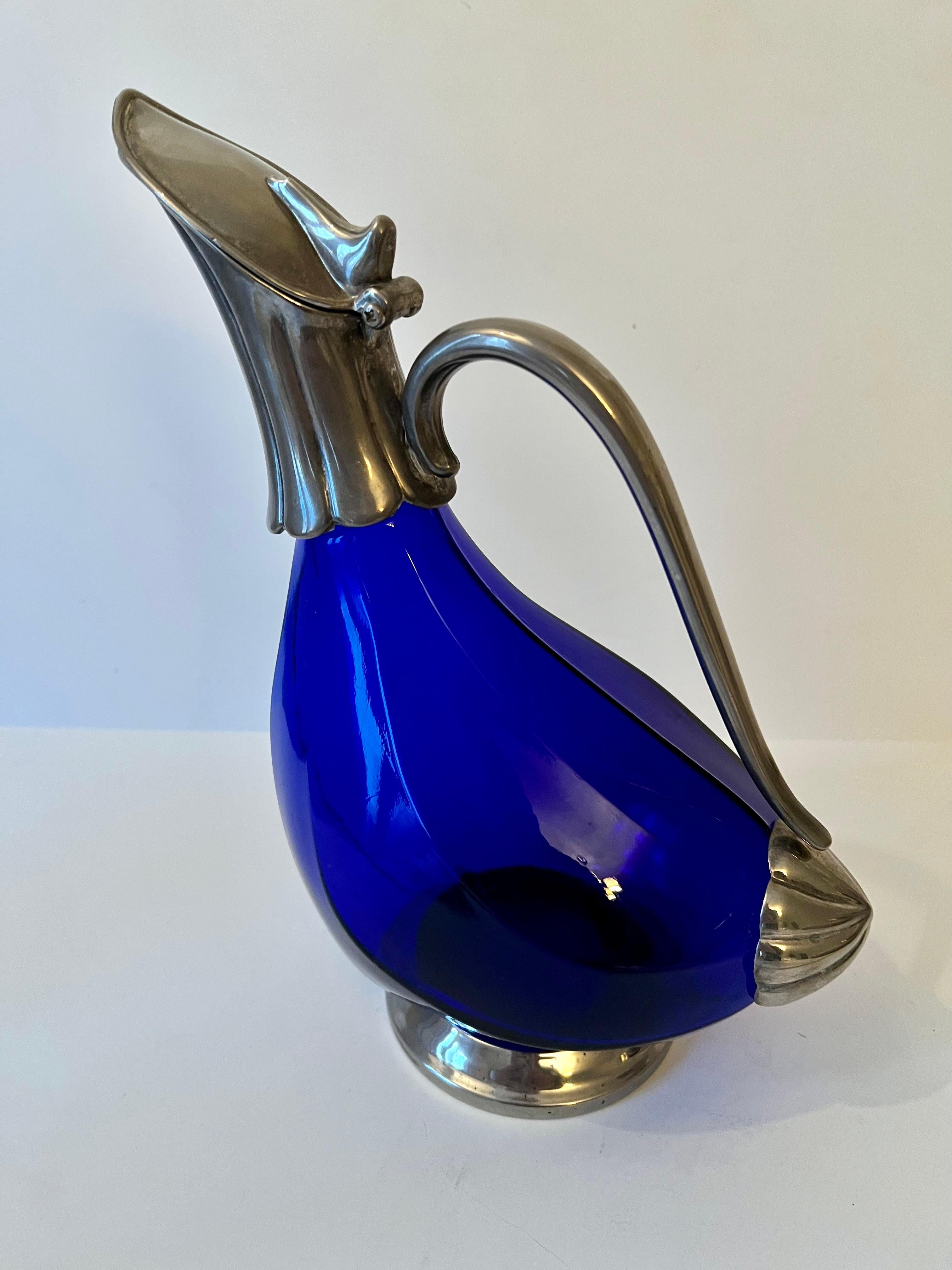 Mid-Century Modern Carafe bleu cobalt avec poignée et bec recouvert en vente