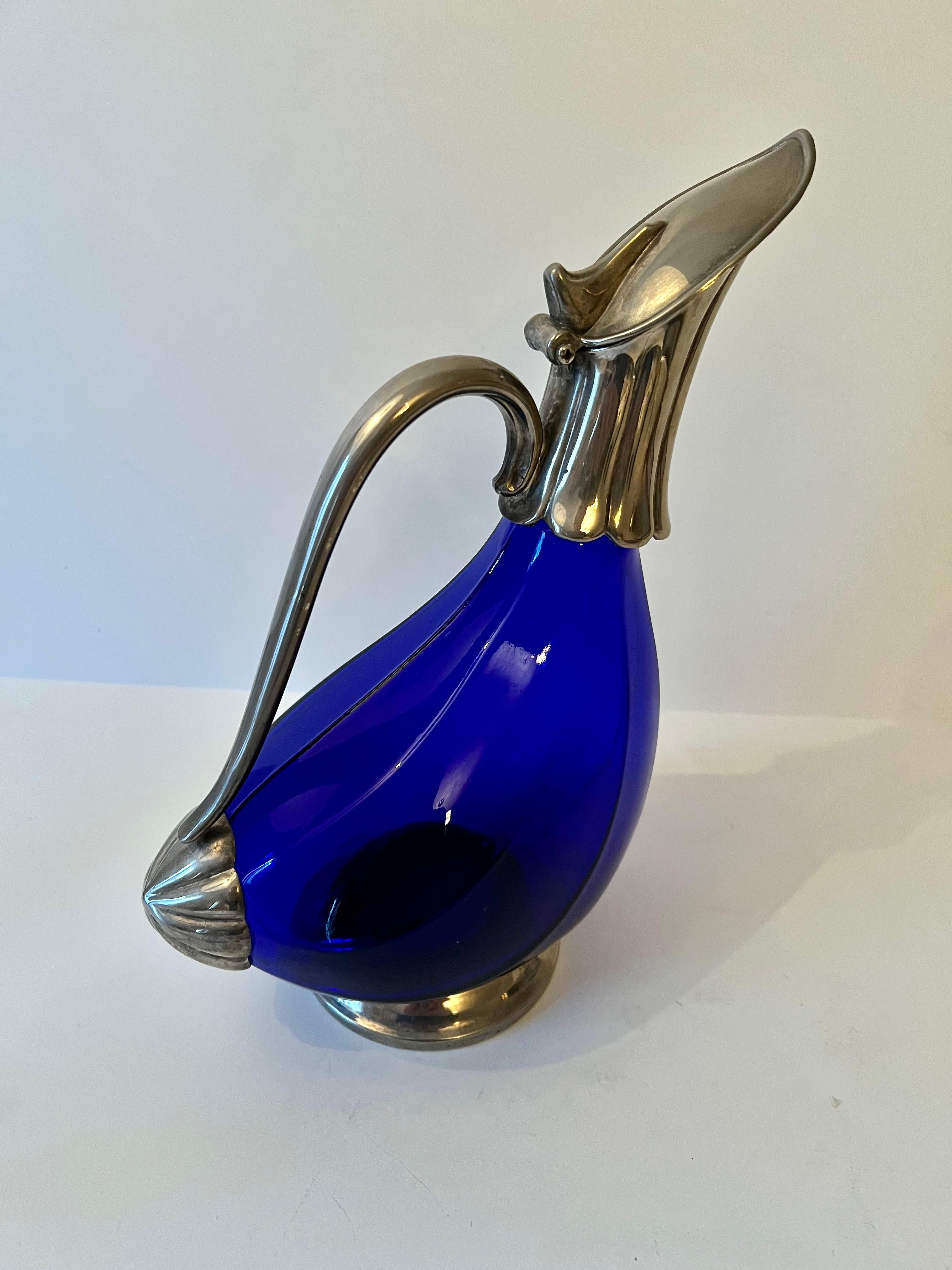 20ième siècle Carafe bleu cobalt avec poignée et bec recouvert en vente