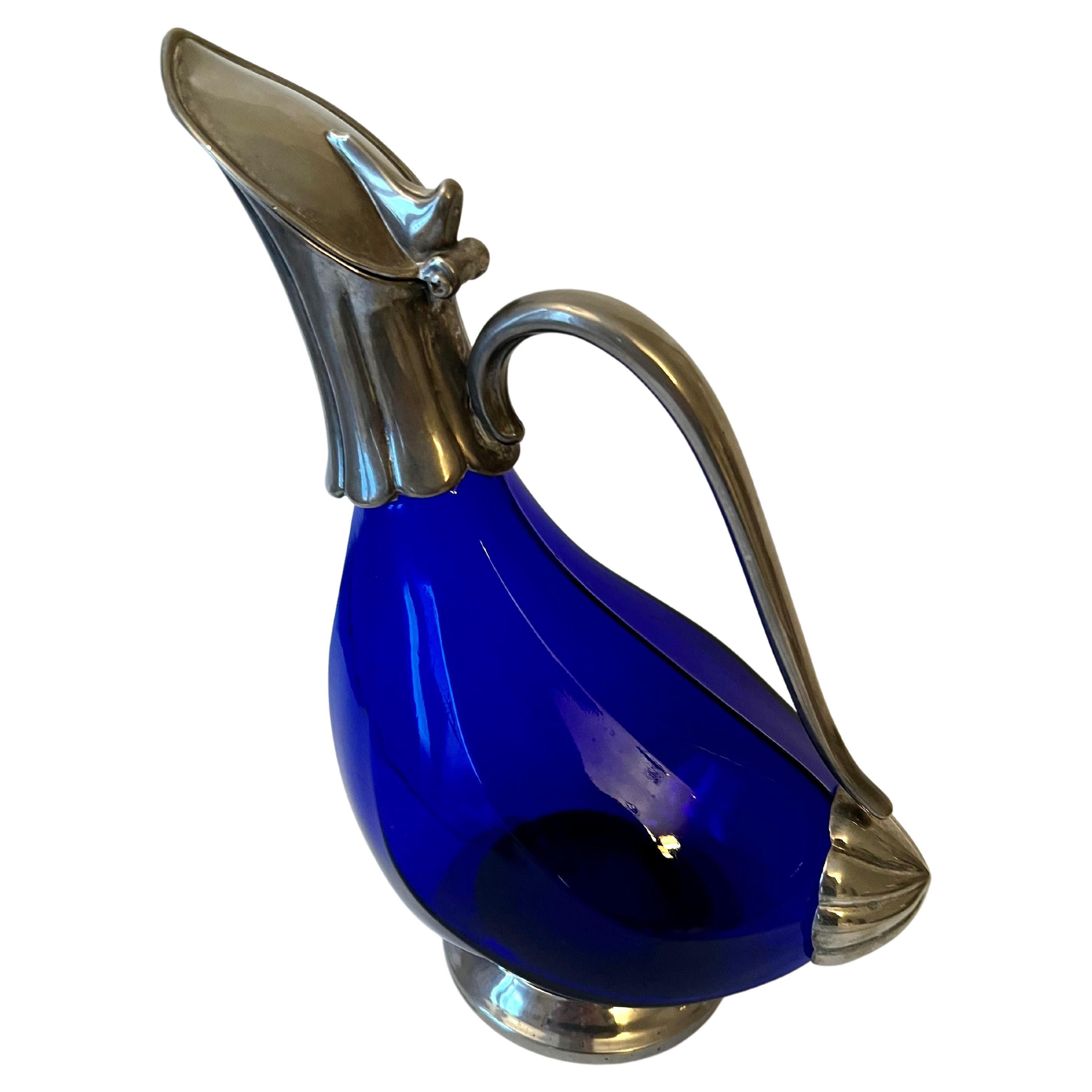 Carafe bleu cobalt avec poignée et bec recouvert en vente