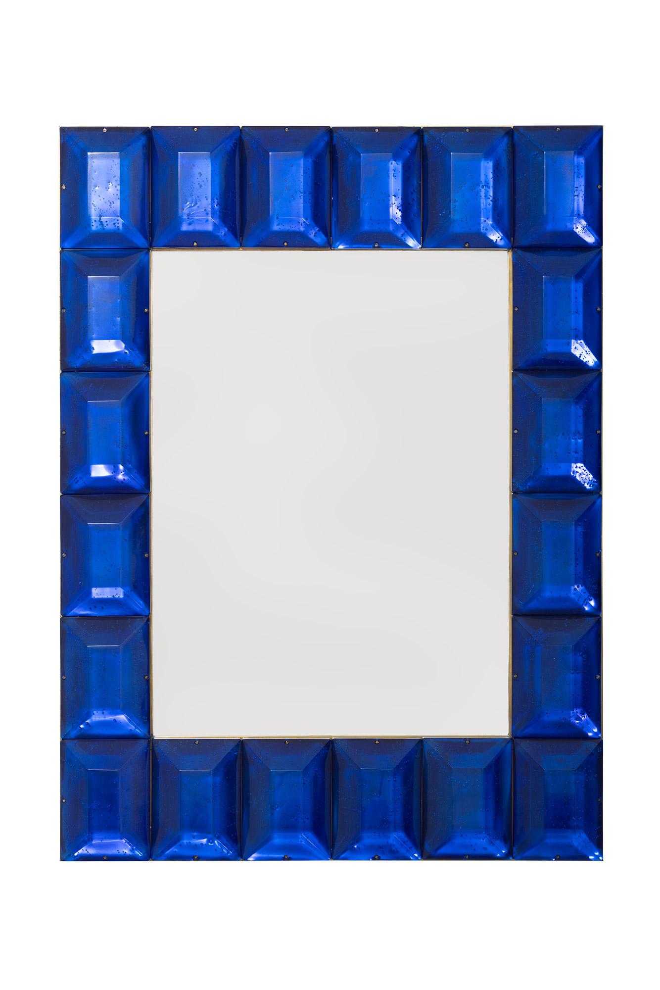 Miroir en verre de Murano bleu cobalt taillé en diamant, en stock
 Bloc de verre bleu cobalt, vif et intense, avec une couche d'eau naturelle.  inclusions d'air dans l'ensemble de l'entreprise 
 Motif à facettes hautement poli
 Galerie de laiton
