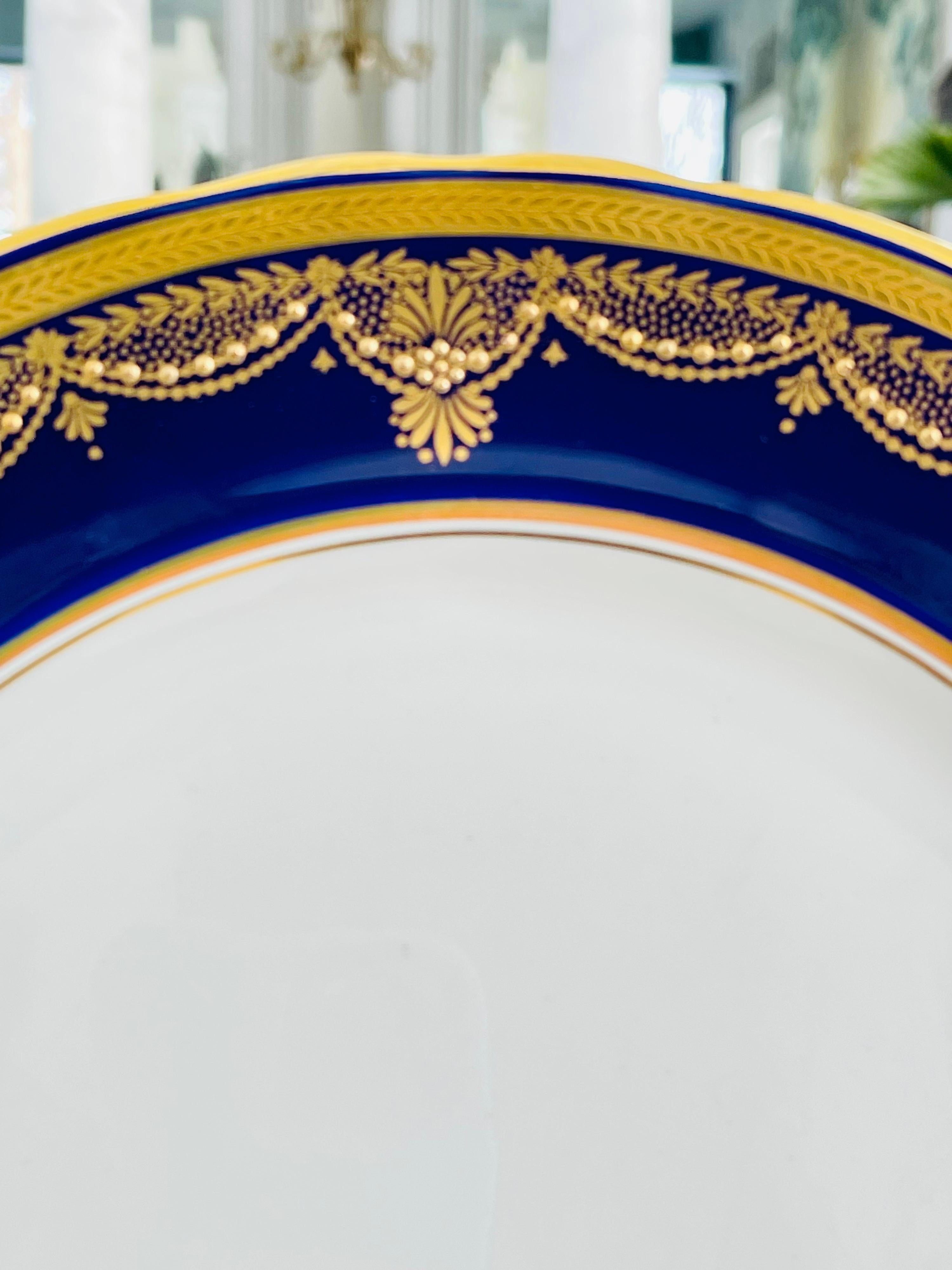 Anglais Set d'assiettes à dîner bleu cobalt en vente