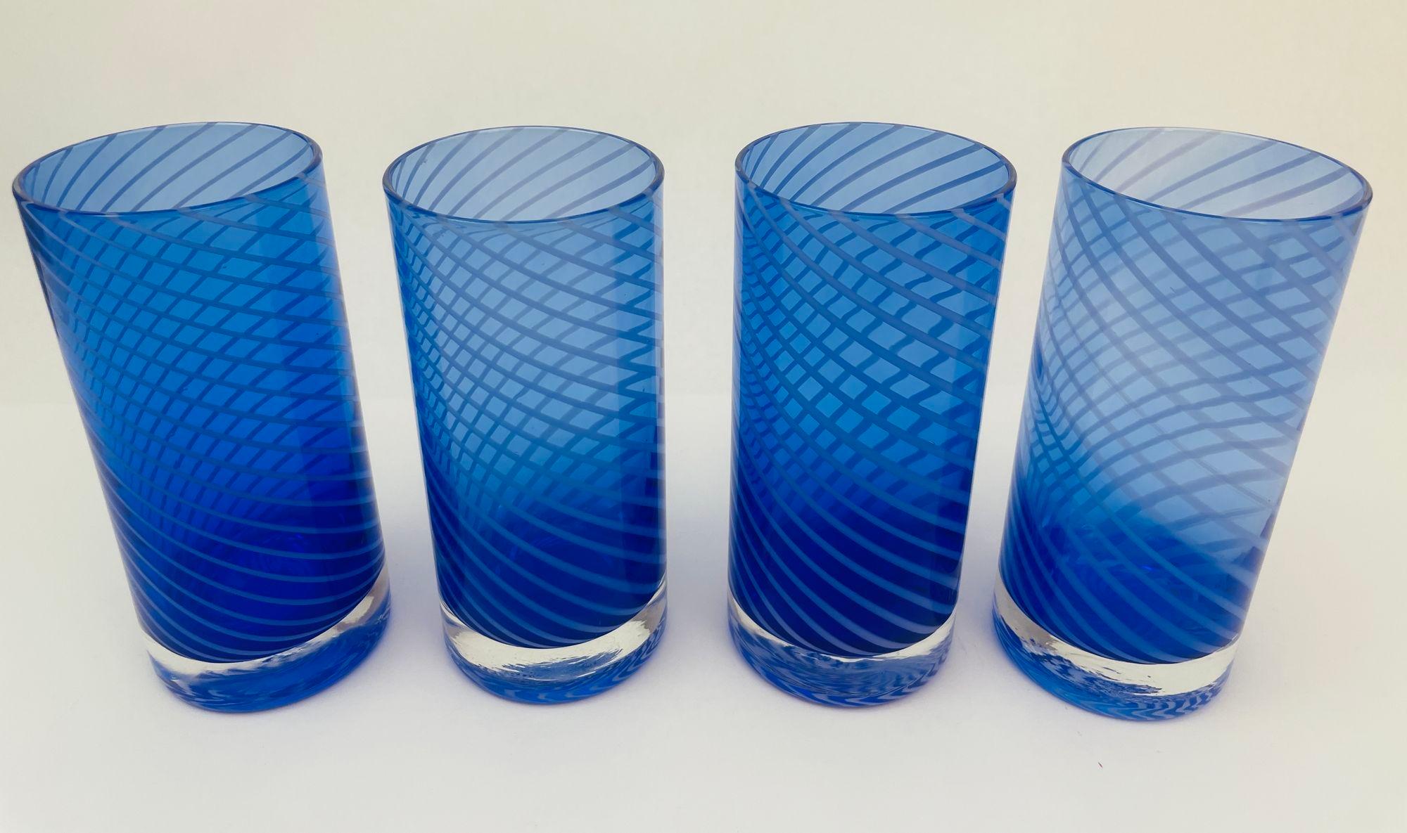 Postmoderno Set di 4 bicchieri a spirale blu cobalto degli anni '80 in vendita