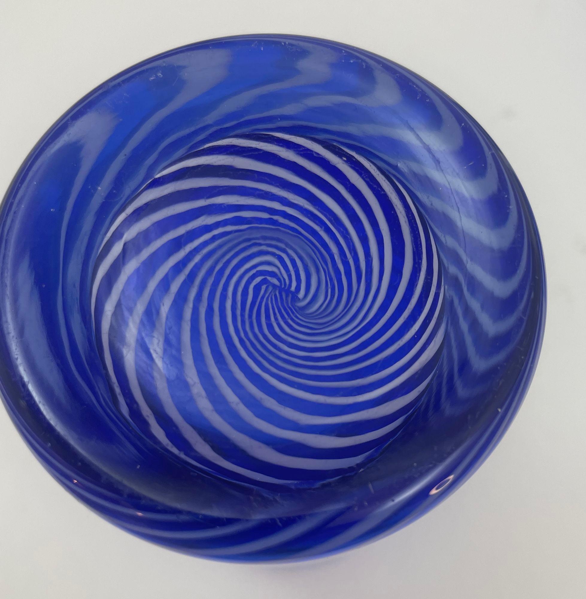 Vetro artistico Set di 4 bicchieri a spirale blu cobalto degli anni '80 in vendita