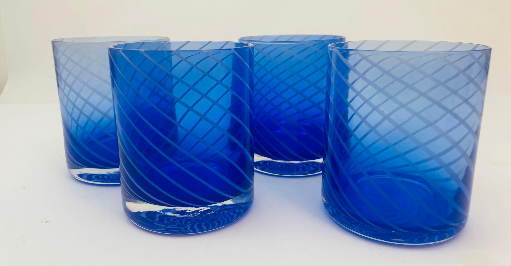 Juego de 4 vasos italianos a rayas de caramelo azul cobalto hechos a mano en estilo francés Maison Baccarat.
Fabuloso vaso azul cobalto vintage soplado a mano de cristalería para beber en un precioso color azul cobalto intenso y cristal blanco