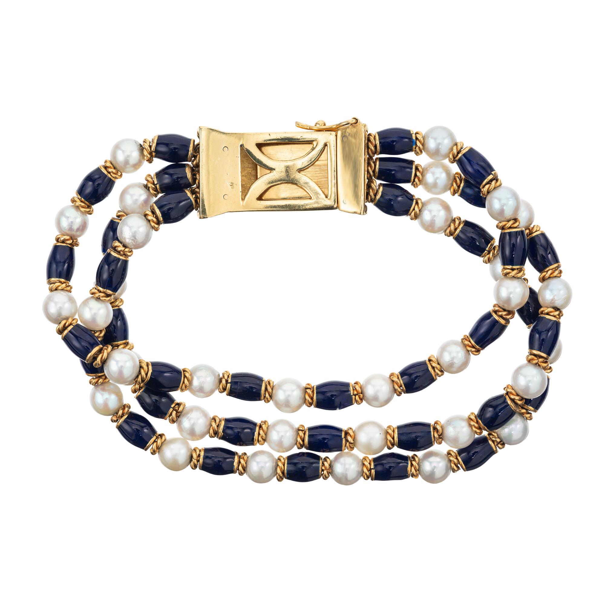 Scopri l'epitome dell'eleganza degli anni '50 con il nostro bracciale in oro con smalto blu cobalto e 3 file di perle coltivate da 7 pollici. Questo squisito pezzo italiano è una miscela armoniosa di raffinatezza classica e stile contemporaneo. 33
