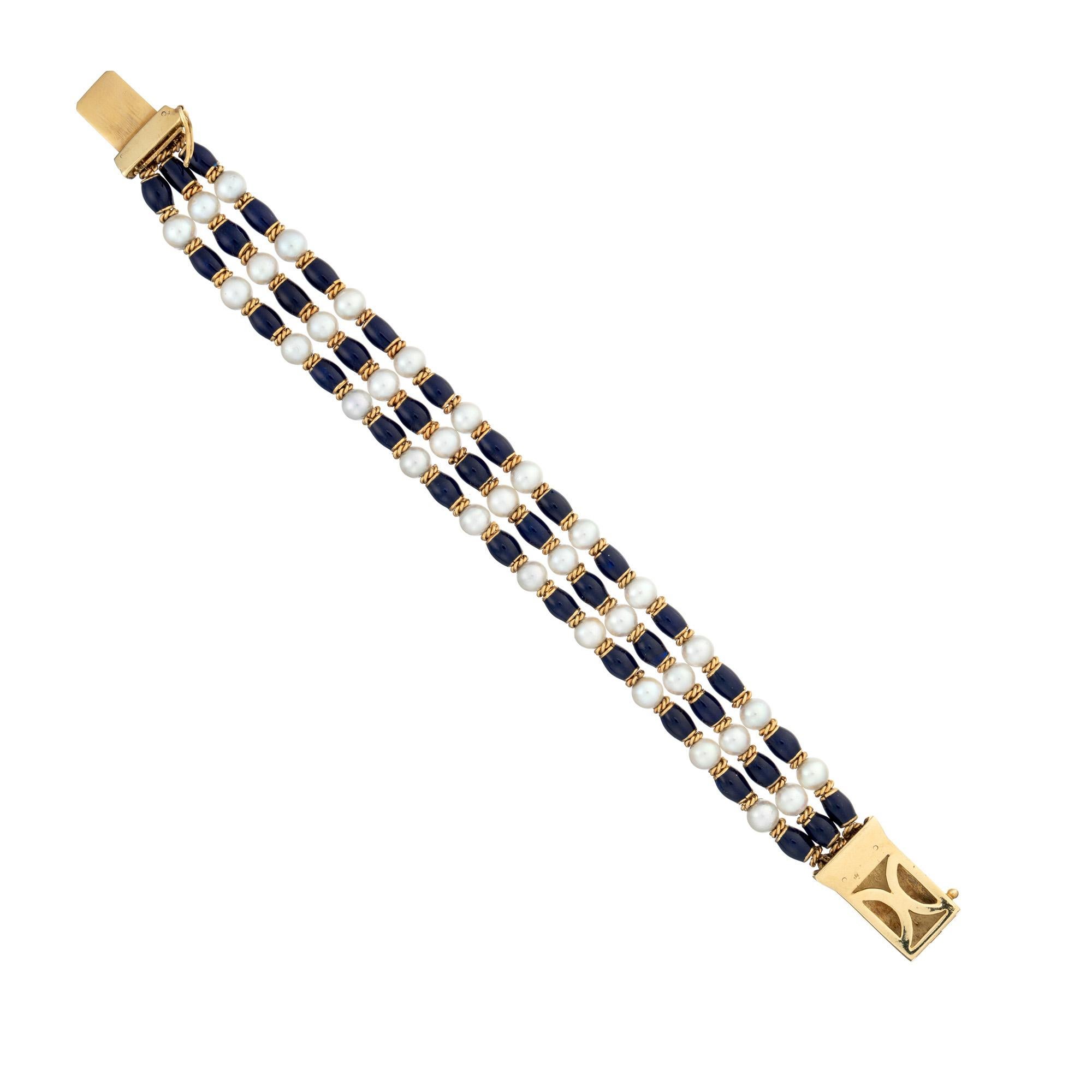 Bracciale in oro con smalto blu cobalto e perle coltivate a 3 file In condizioni buone in vendita a Stamford, CT