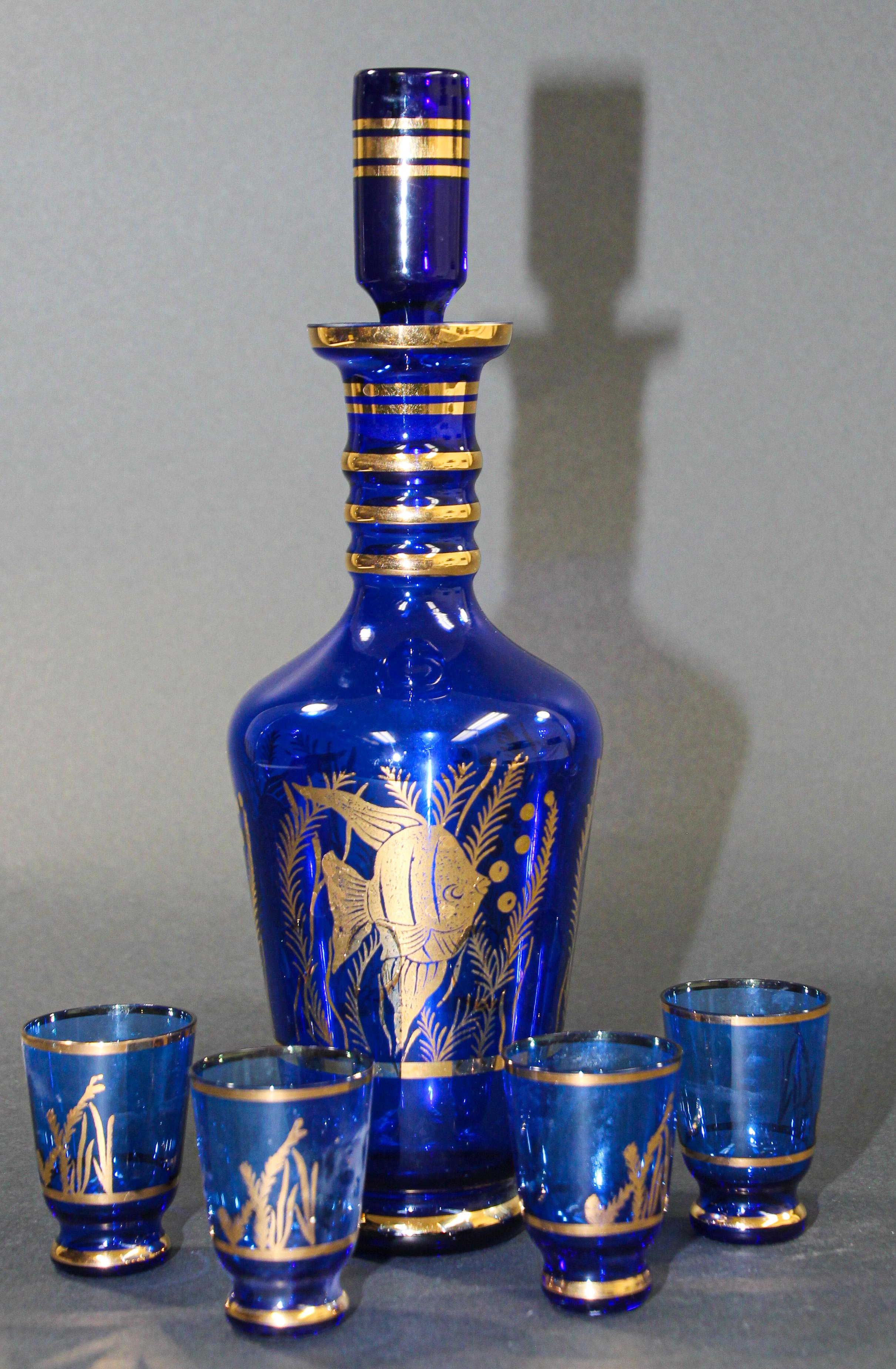 Coffret à liqueurs en verre émaillé bleu cobalt Carafe et verres en vente 7