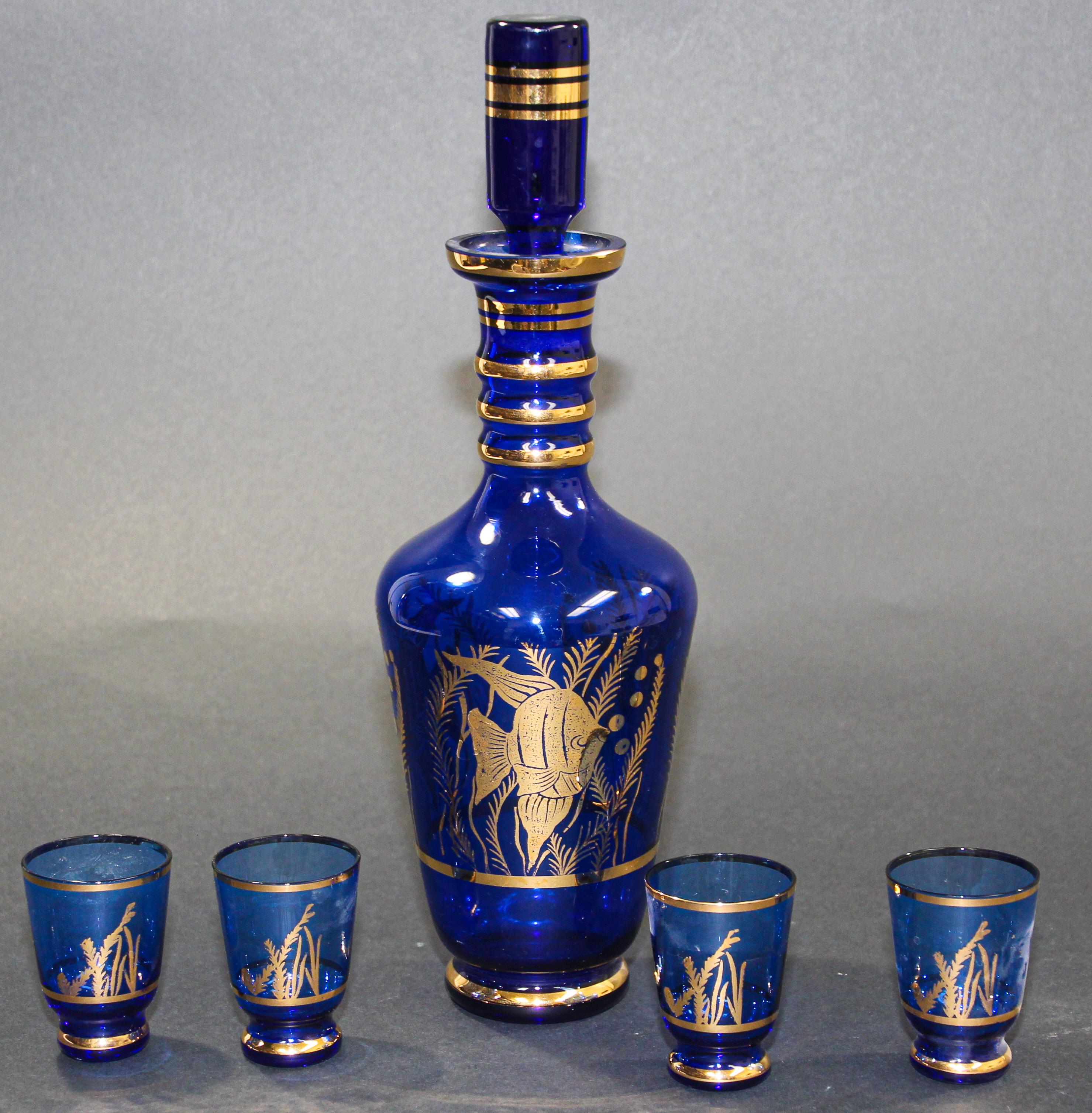 Coffret à liqueurs en verre émaillé bleu cobalt Carafe et verres en vente 8