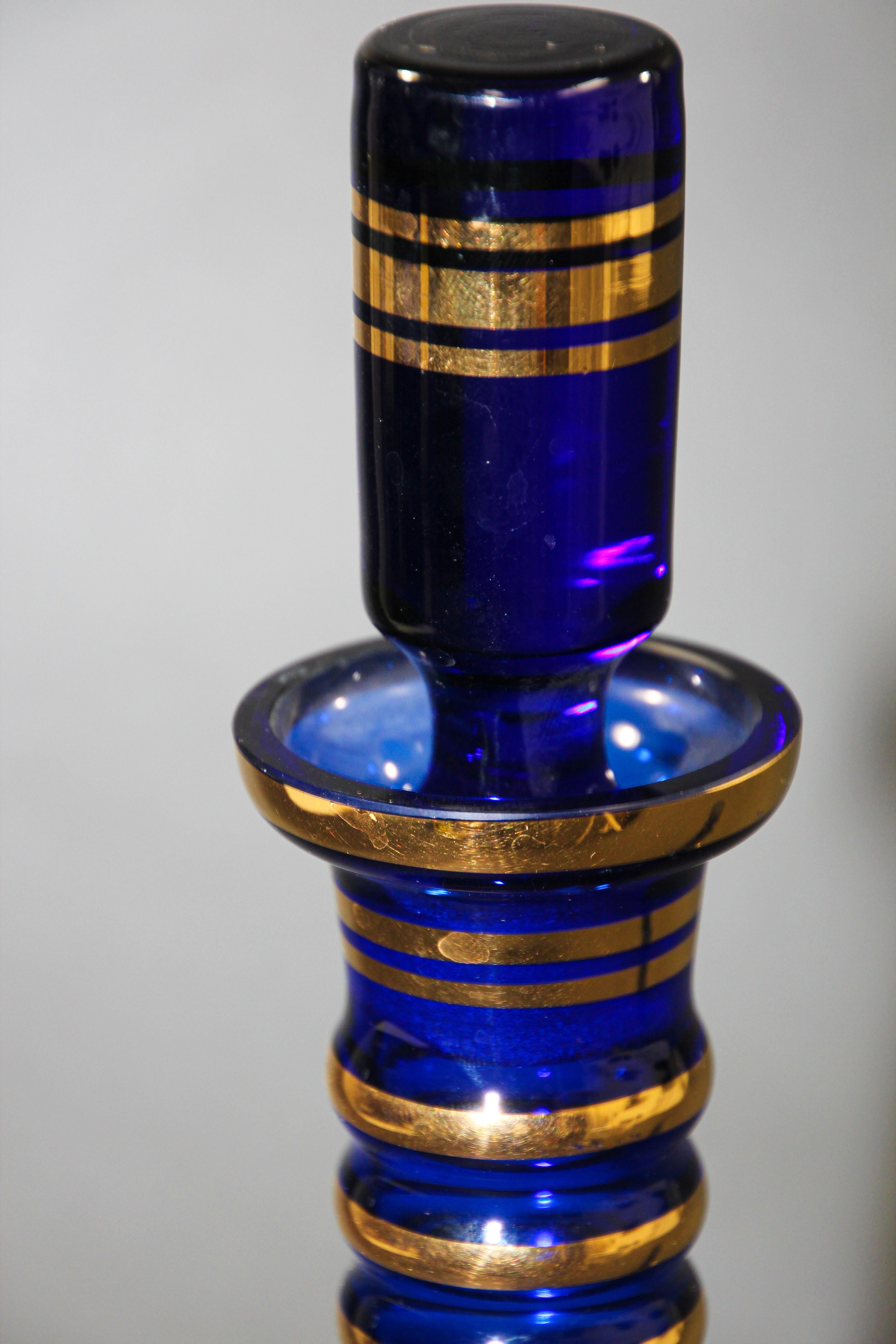 20ième siècle Coffret à liqueurs en verre émaillé bleu cobalt Carafe et verres en vente