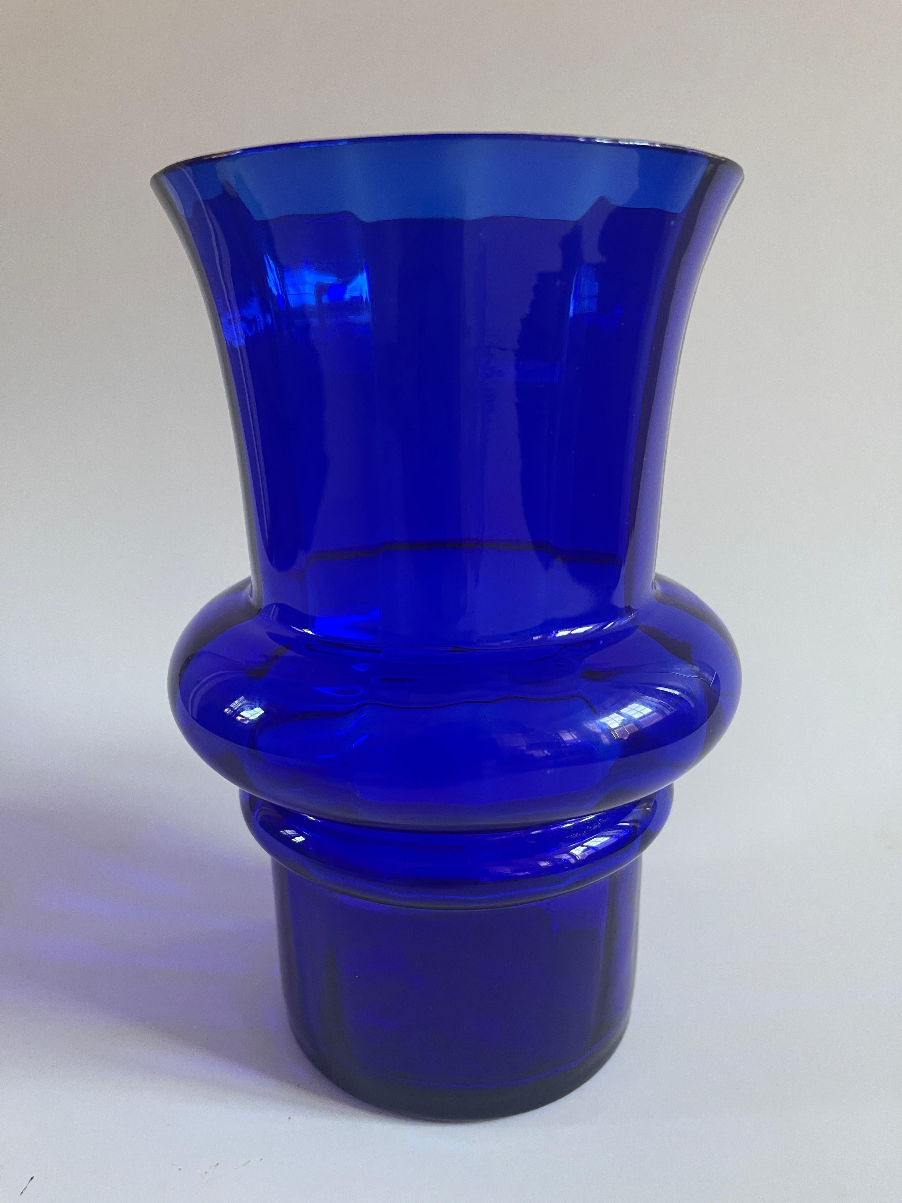 Dänische Vase aus kobaltblauem, geripptem Glas mit zierlicher, geriffelter Mündung.
 Dänemark, ca. 1970er Jahre.