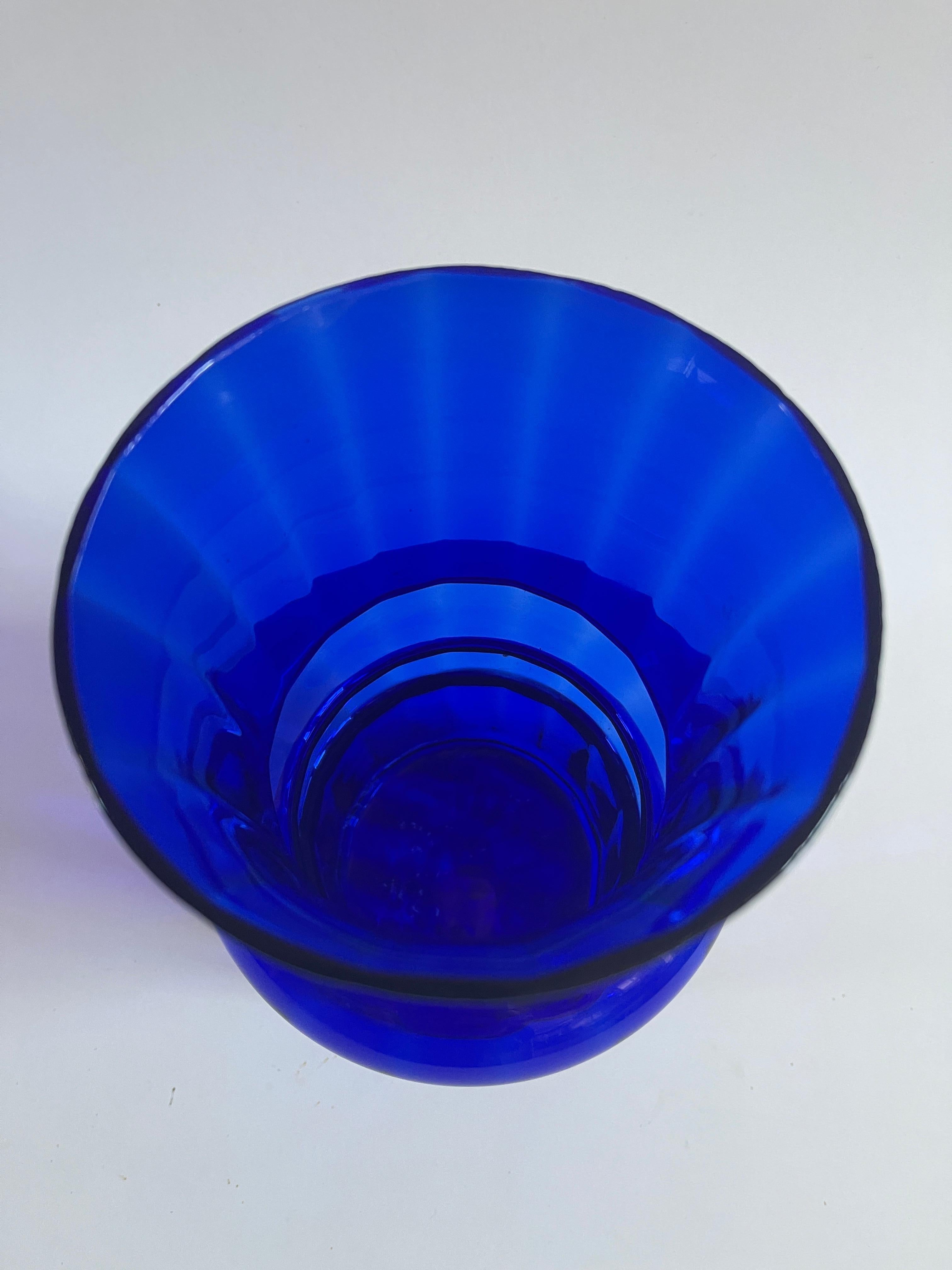 Kobaltblaue geriffelte dänische Glasvase (Geformt) im Angebot