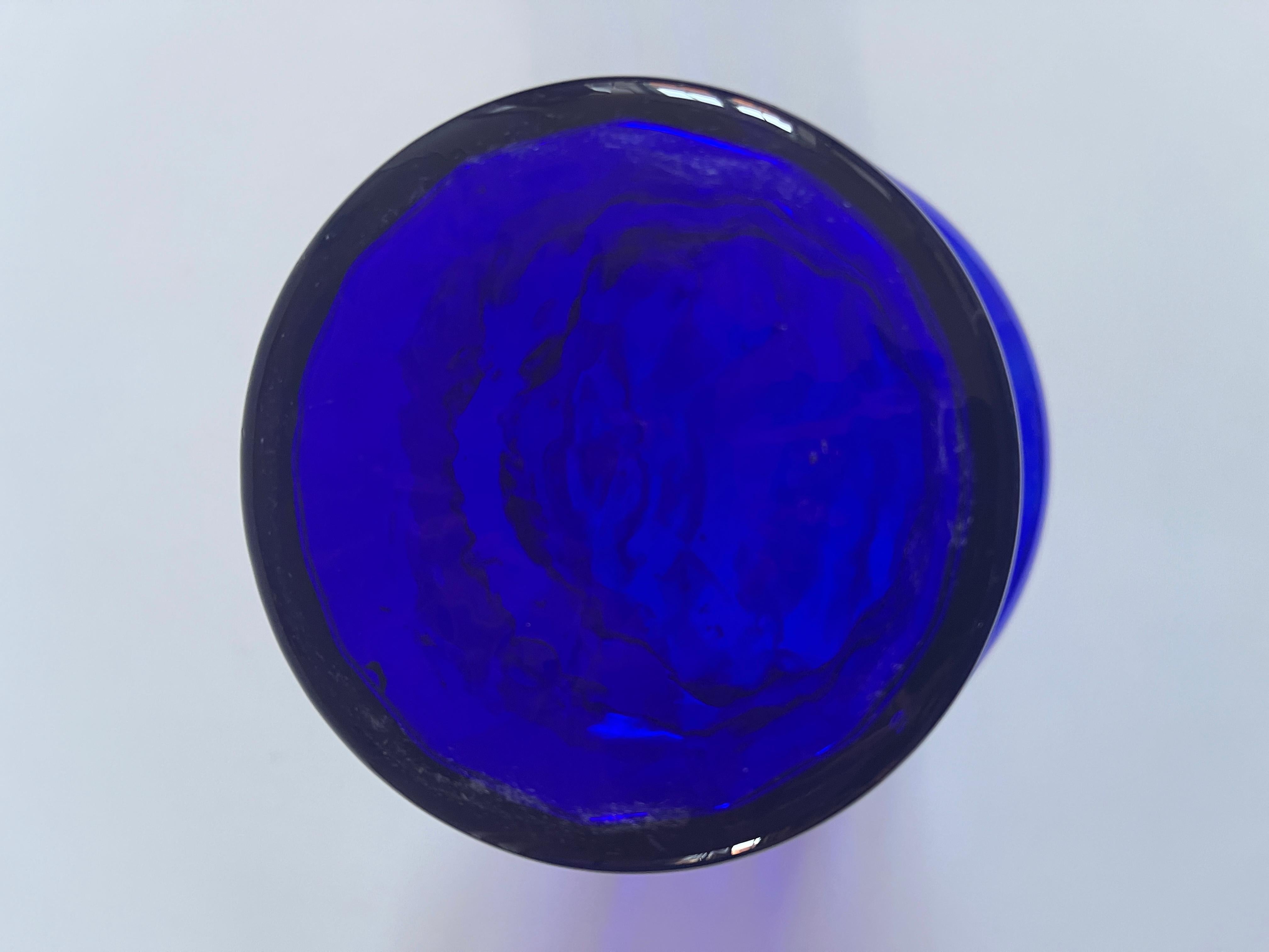 Kobaltblaue geriffelte dänische Glasvase (20. Jahrhundert) im Angebot