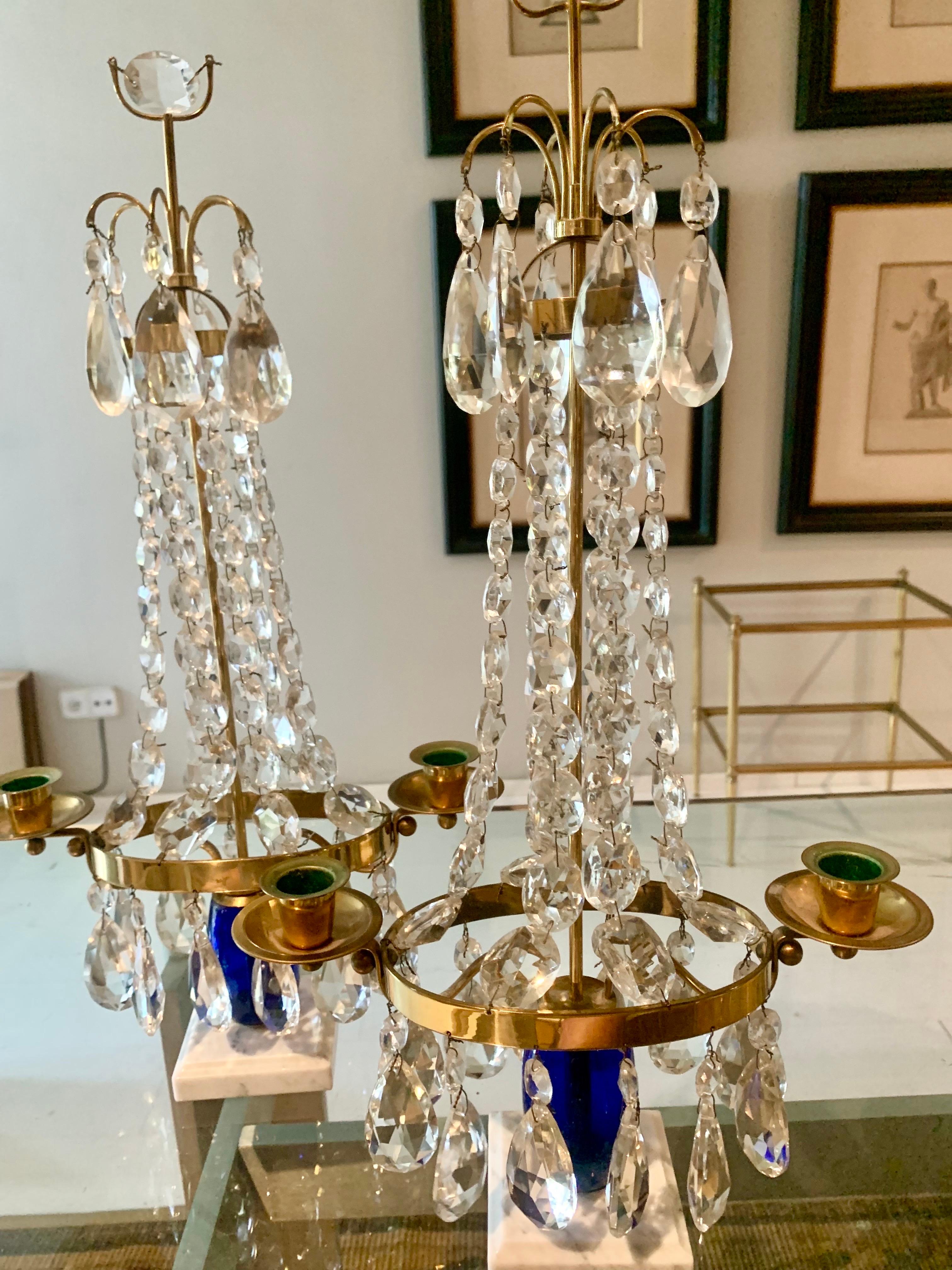 Vetro blu cobalto  Portacandele in cristallo dorato in bronzo Girandoles Candelabro in vendita 1