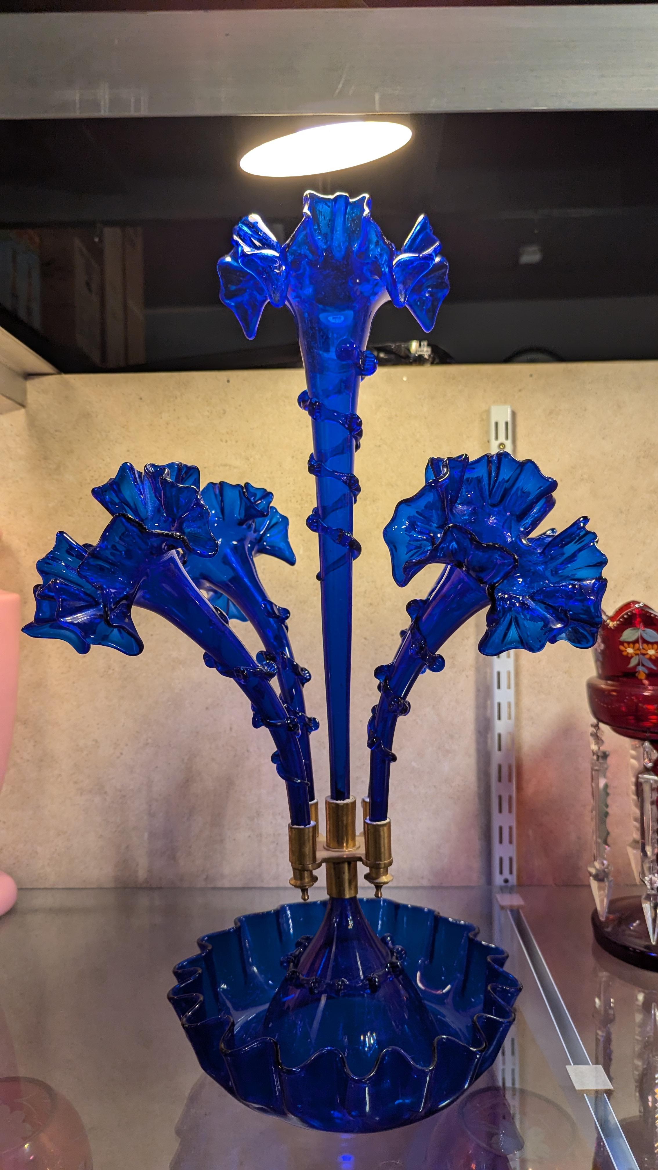 Vetro artistico Epergne di vetro blu cobalto in vendita