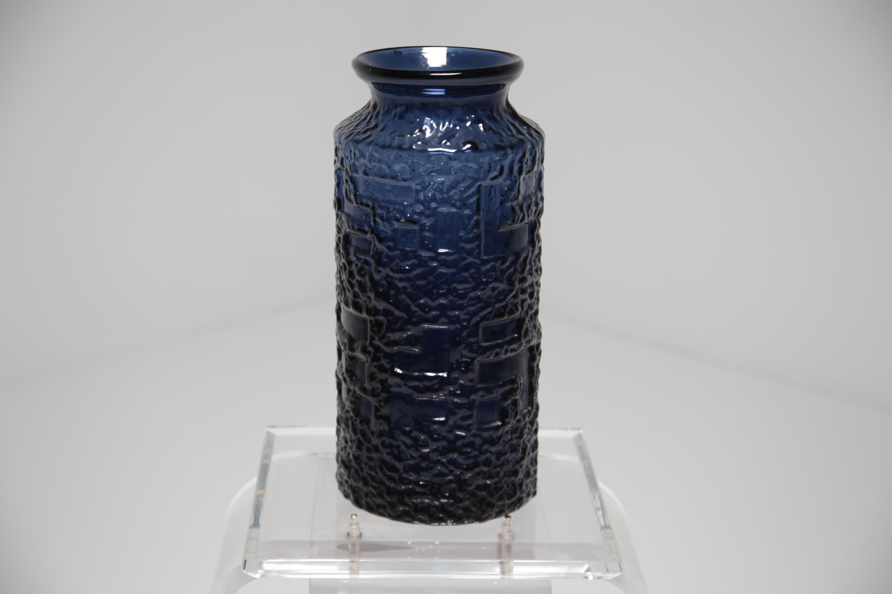 Verleihen Sie Ihrem Raum mit der Cobalt Floor Vase von Gote Augustsson, einem Meisterwerk des brutalistischen Designs, ein kühnes Mid-Century-Flair. Diese Vase wurde in den 1960er Jahren als Teil der legendären Cobalt-Linie entworfen und zeigt die