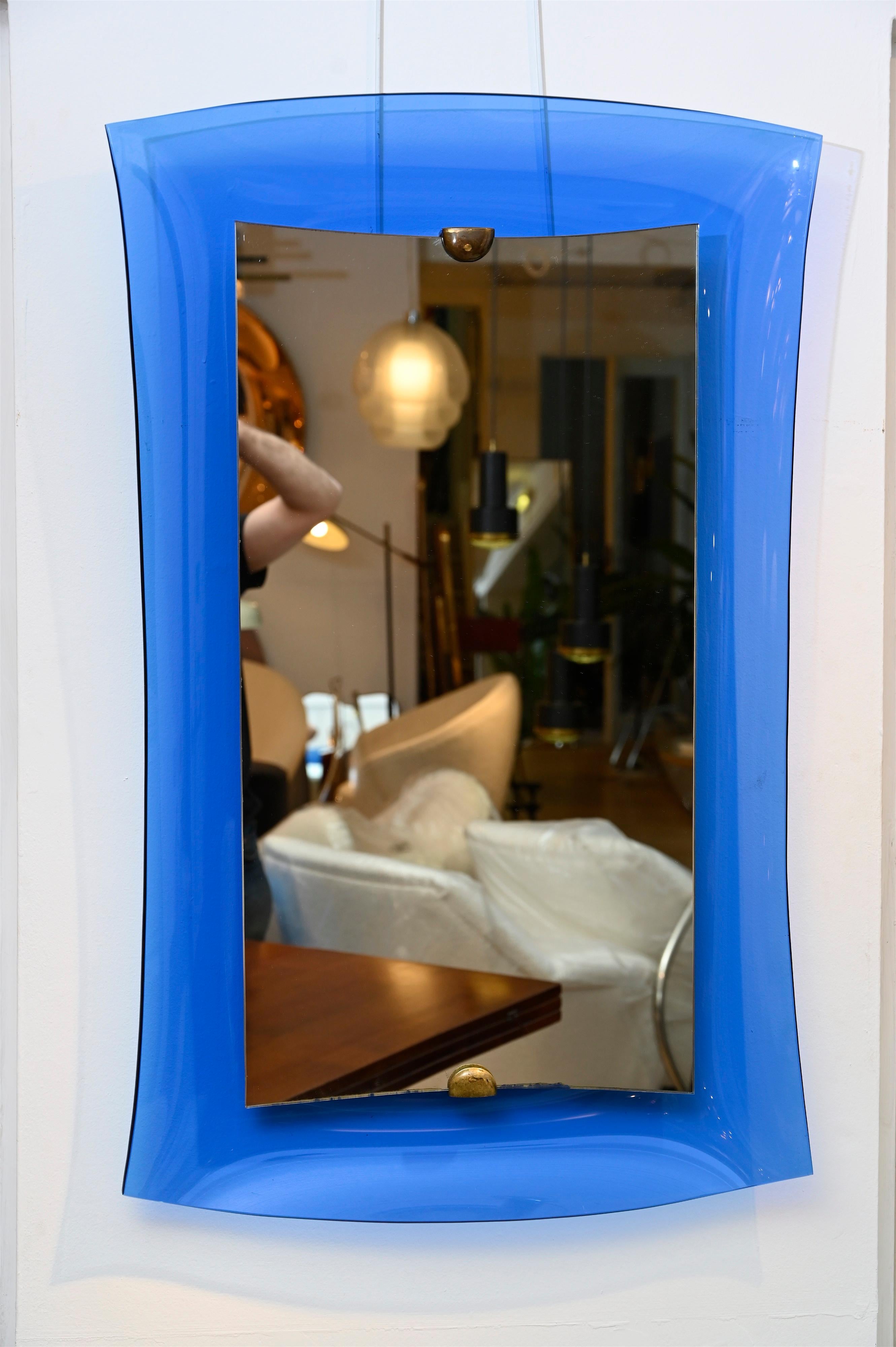 Mid-Century Modern Miroir à cadre en verre bleu Cristal Arte, modèle 2712. Italie C1950 en vente