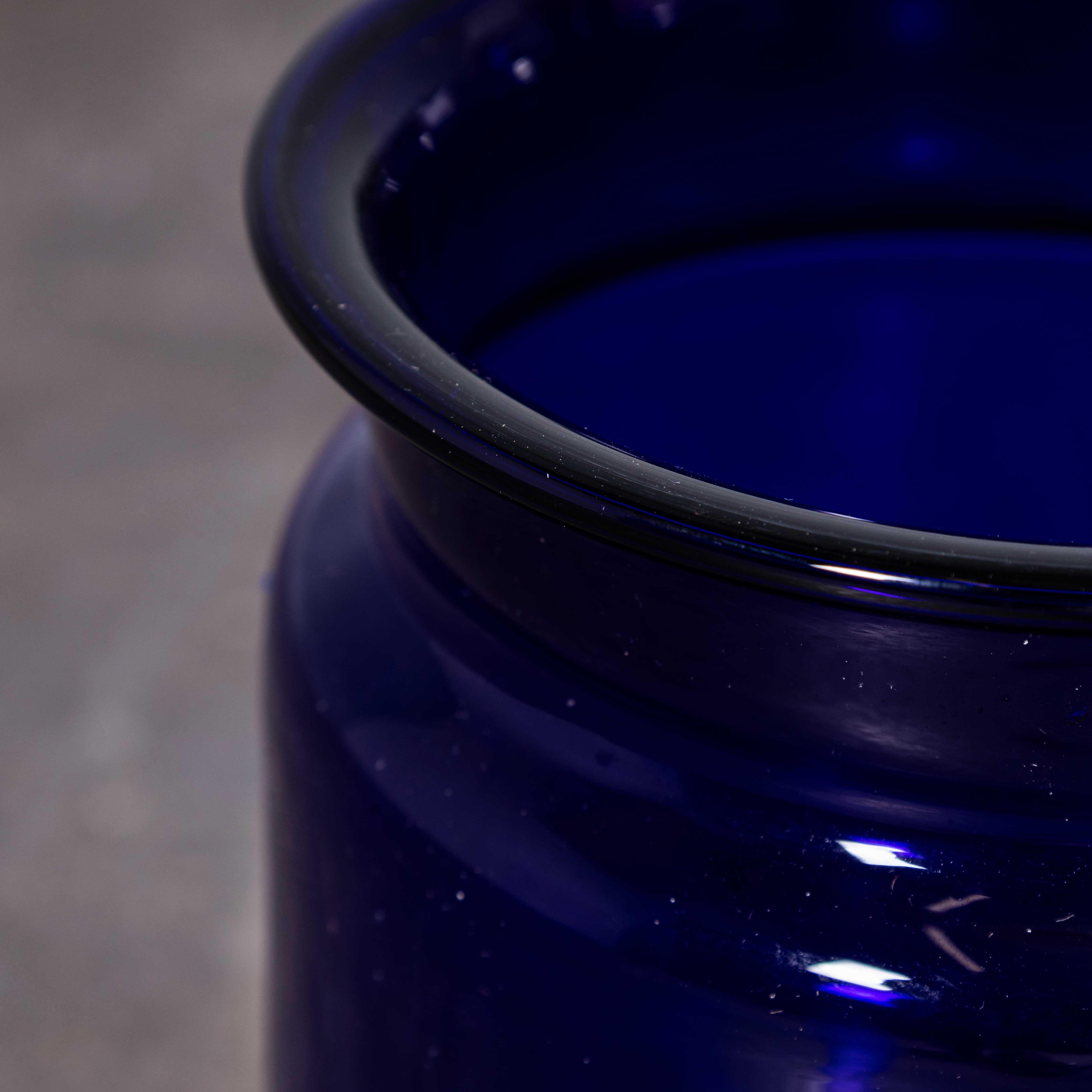 Kobaltblaues Glasgefäß - Vase mittlerer Höhe - mundgeblasen
Kobaltblaues Glasgefäß - Vase mittlerer Höhe - mundgeblasen. Dies sind zeitgenössische Vasen, die in Ungarn für uns hergestellt werden. Sie sind aus schwerem, dickem, mundgeblasenem Glas