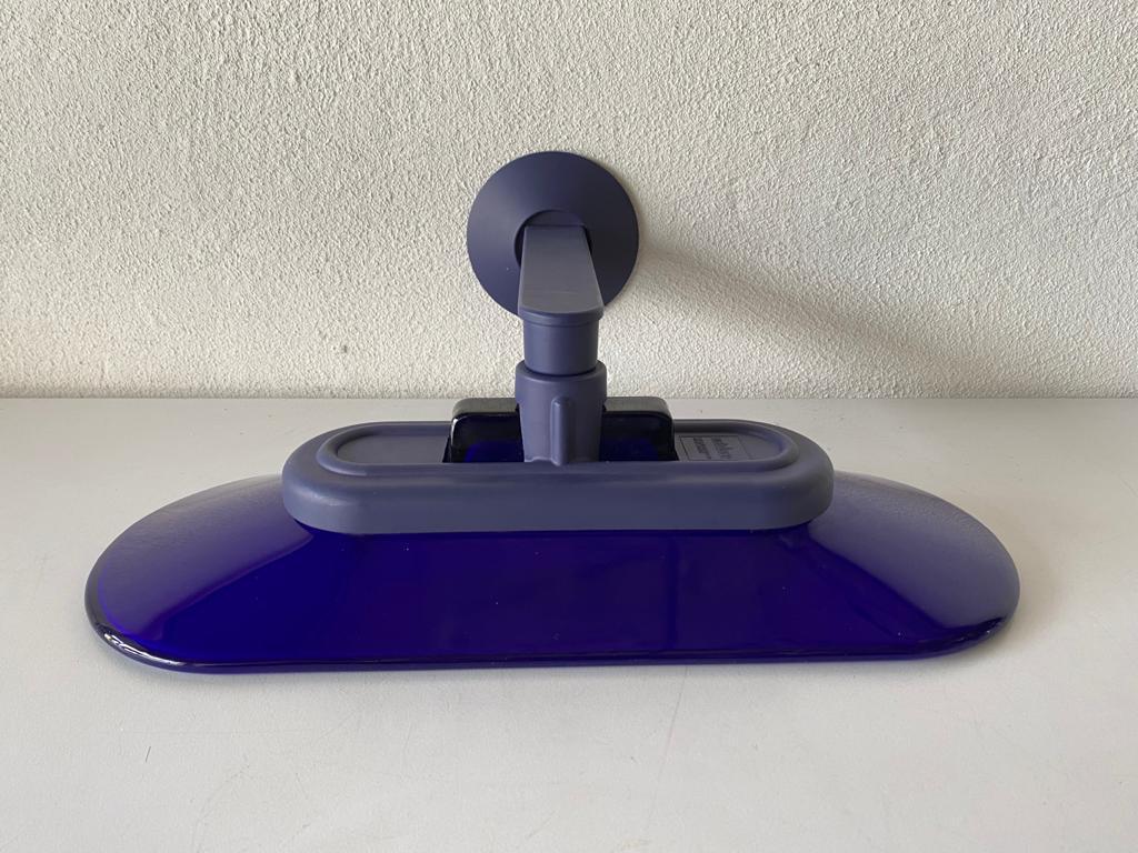 Cobalt Blue Glass Pair of Sconces by King and Miranda for Arteluce, 1980s, Italy In Good Condition For Sale In Hagenbach, DE