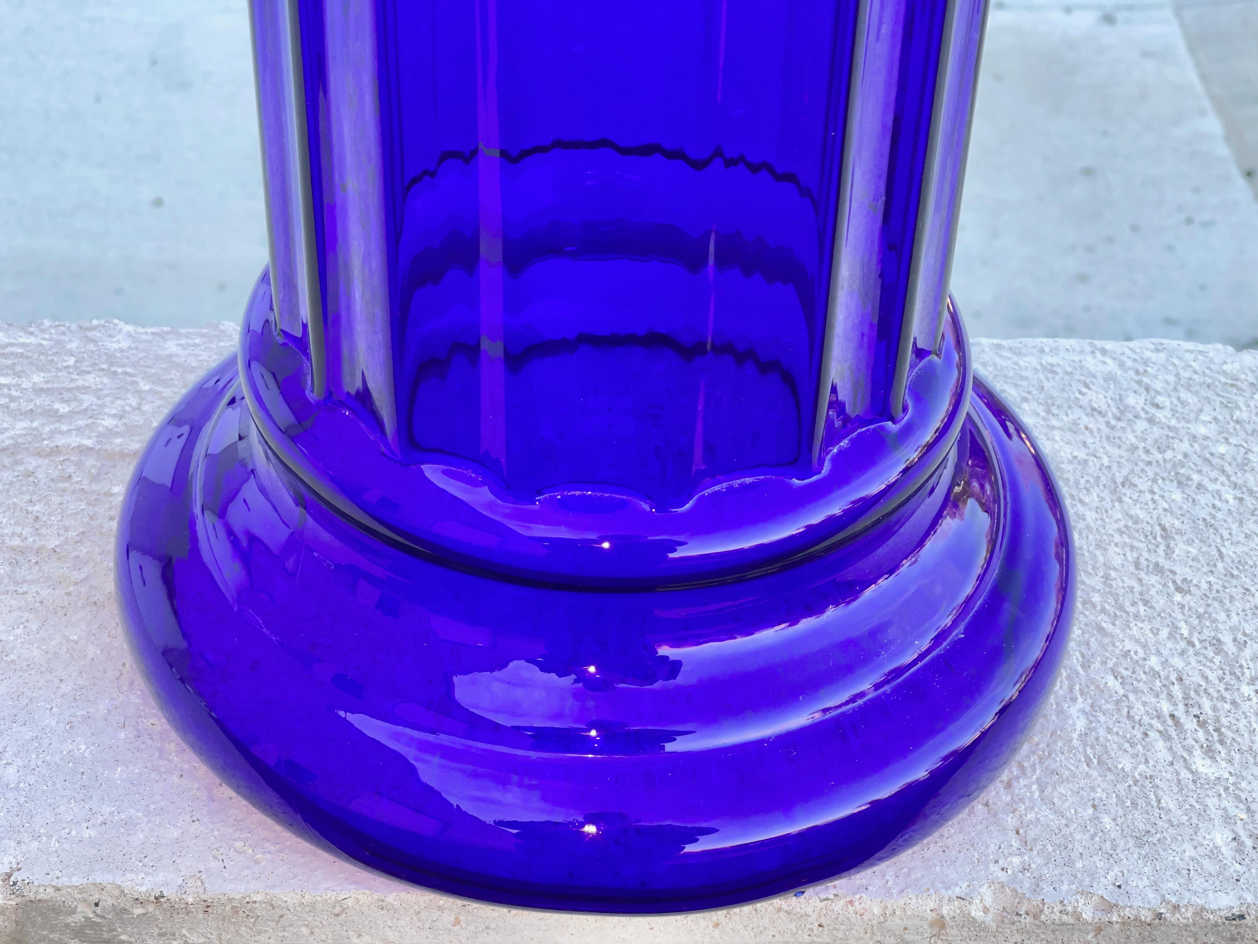 Kobaltblauer Glassockel mit Säule. Geriffelte Säule. Unmarkiert. Abmessungen: H 36 Zoll x  im Angebot 5