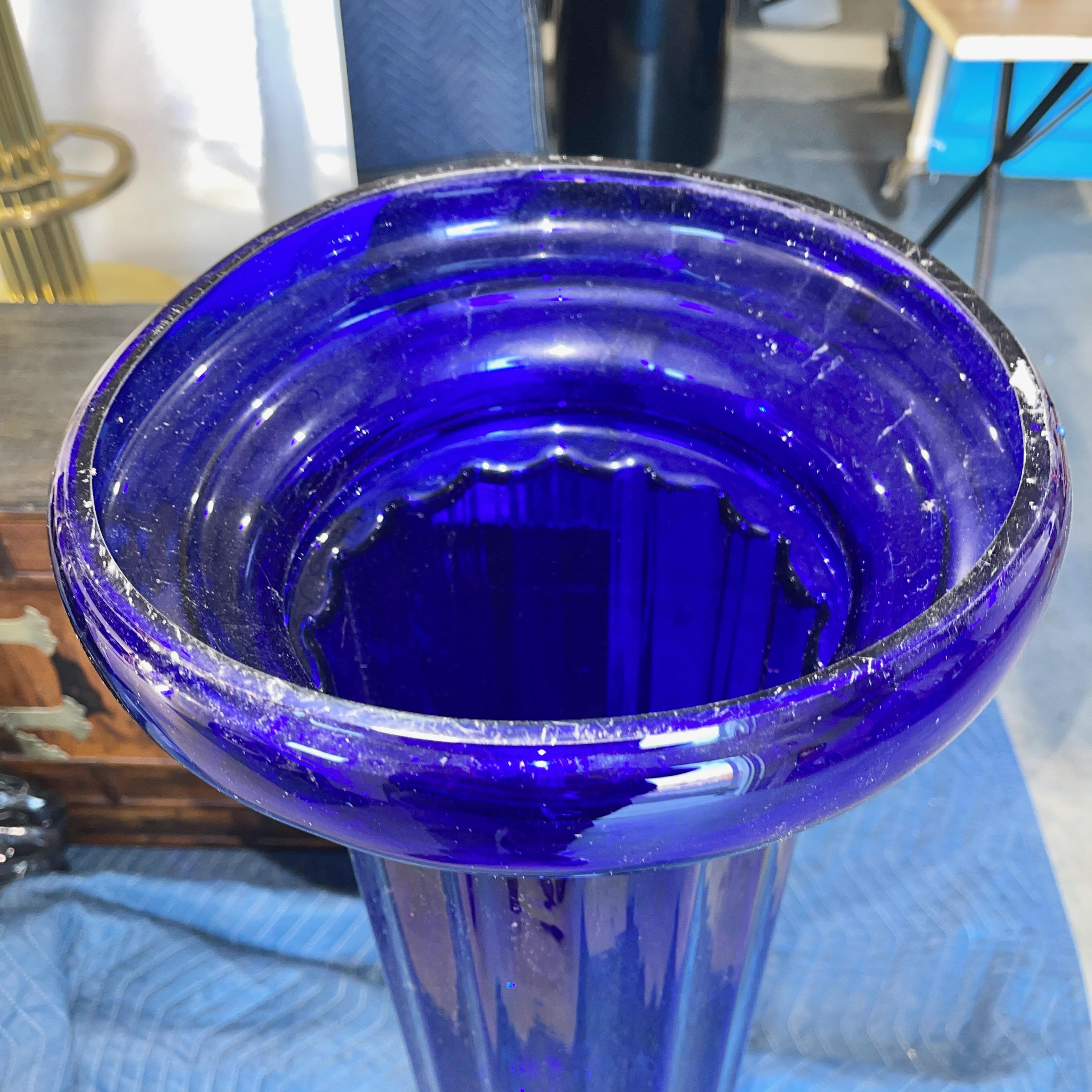 Kobaltblauer Glassockel mit Säule. Geriffelte Säule. Unmarkiert. Abmessungen: H 36 Zoll x  im Angebot 6