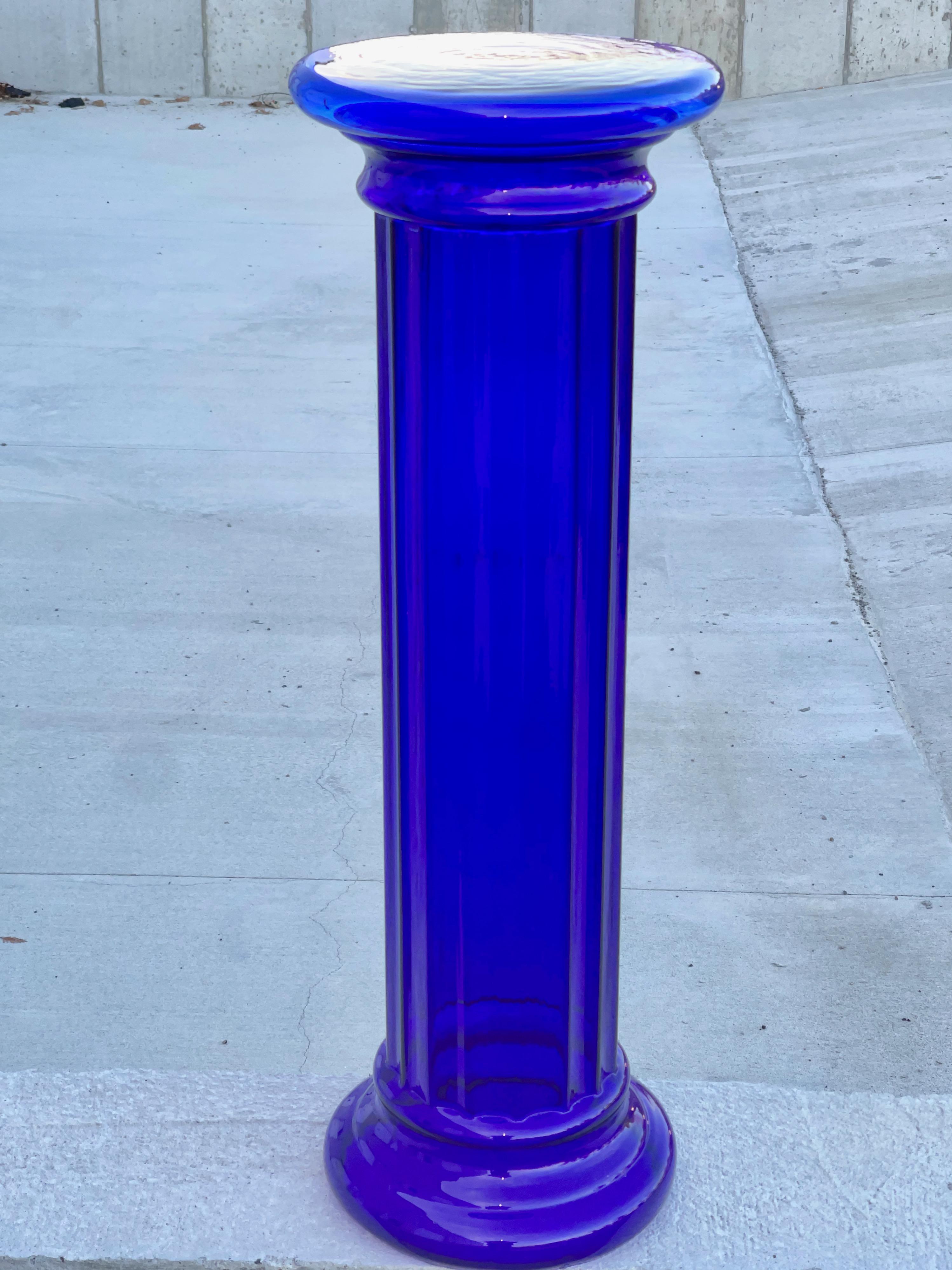 Kobaltblauer Glassockel mit Säule. Geriffelte Säule. Unmarkiert. Abmessungen: H 36 Zoll x  im Angebot 2