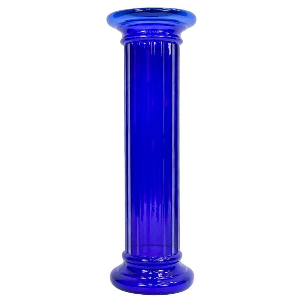 colonne de piédestal en verre bleu cobalt. Colonne cannelée. Non marqué. Dimensions : H 36" x 