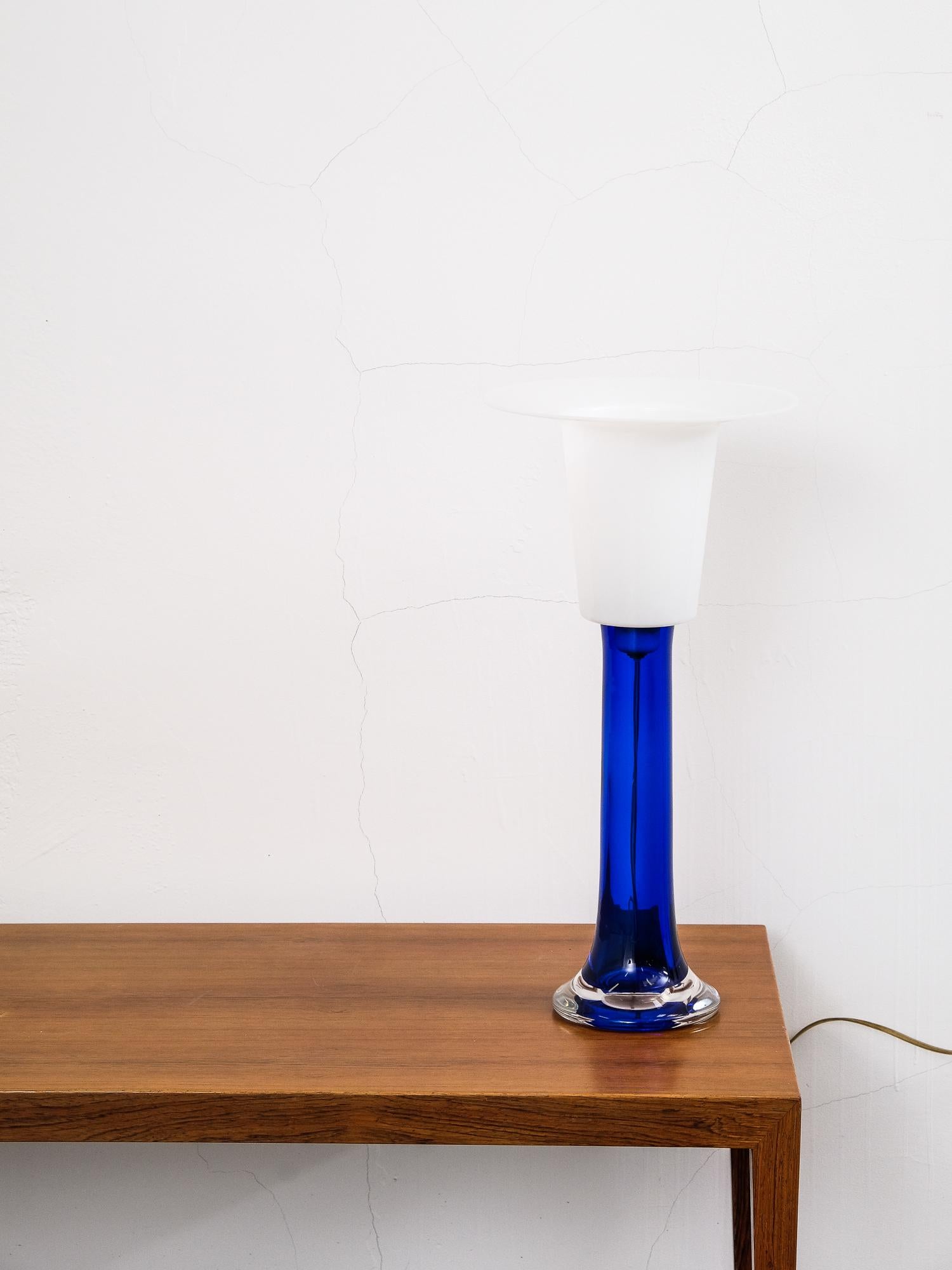 Scandinave moderne Lampe de bureau en verre bleu cobalt par Uno & sten Kristiansson pour Luxus, Suède en vente