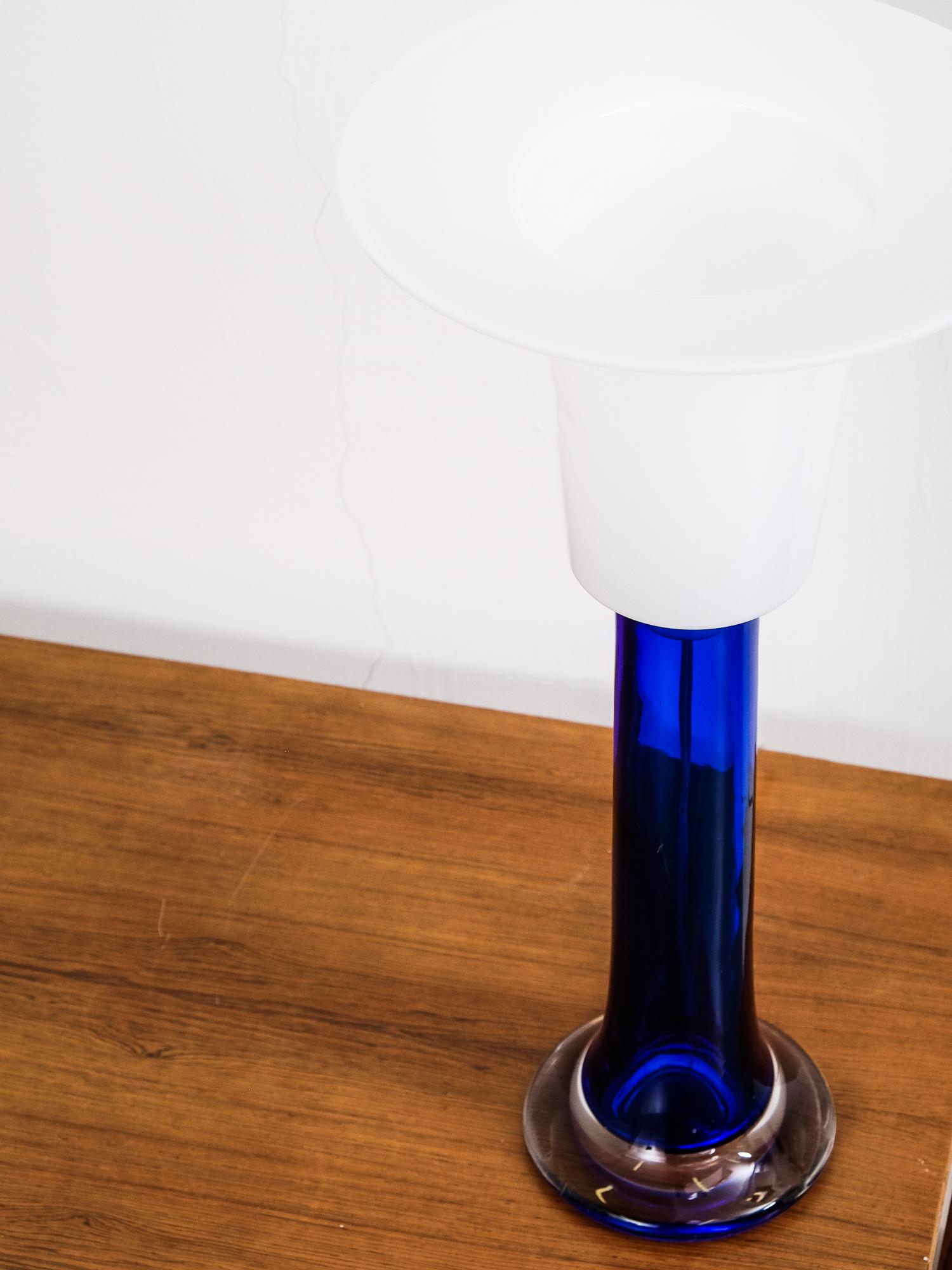 Suédois Lampe de bureau en verre bleu cobalt par Uno & sten Kristiansson pour Luxus, Suède en vente