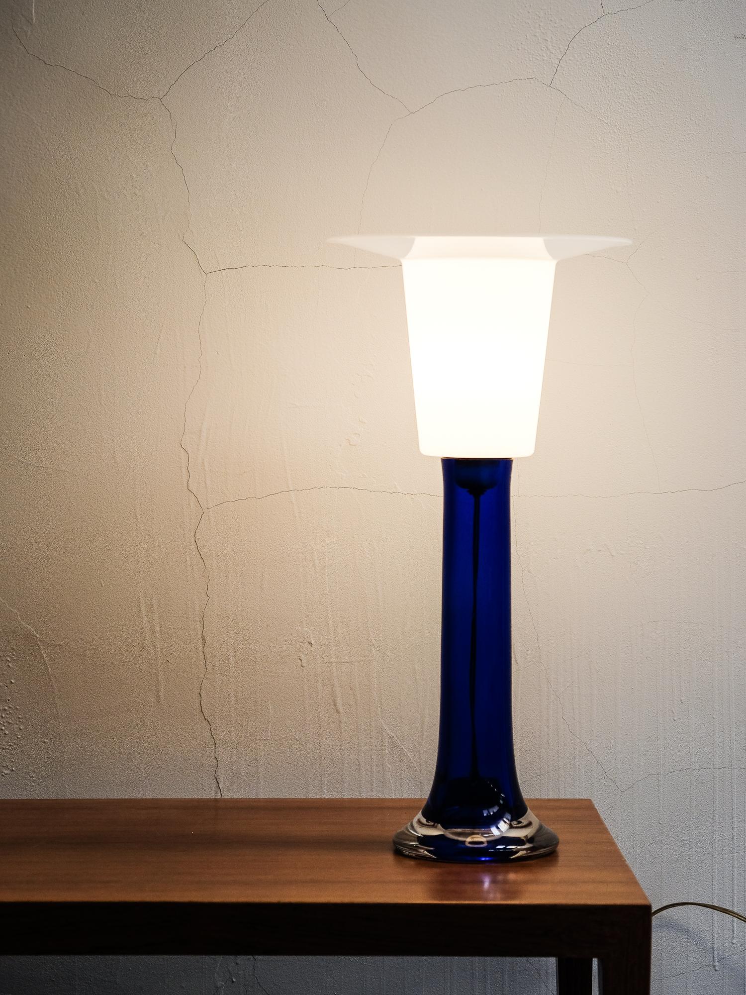 Verre Lampe de bureau en verre bleu cobalt par Uno & sten Kristiansson pour Luxus, Suède en vente