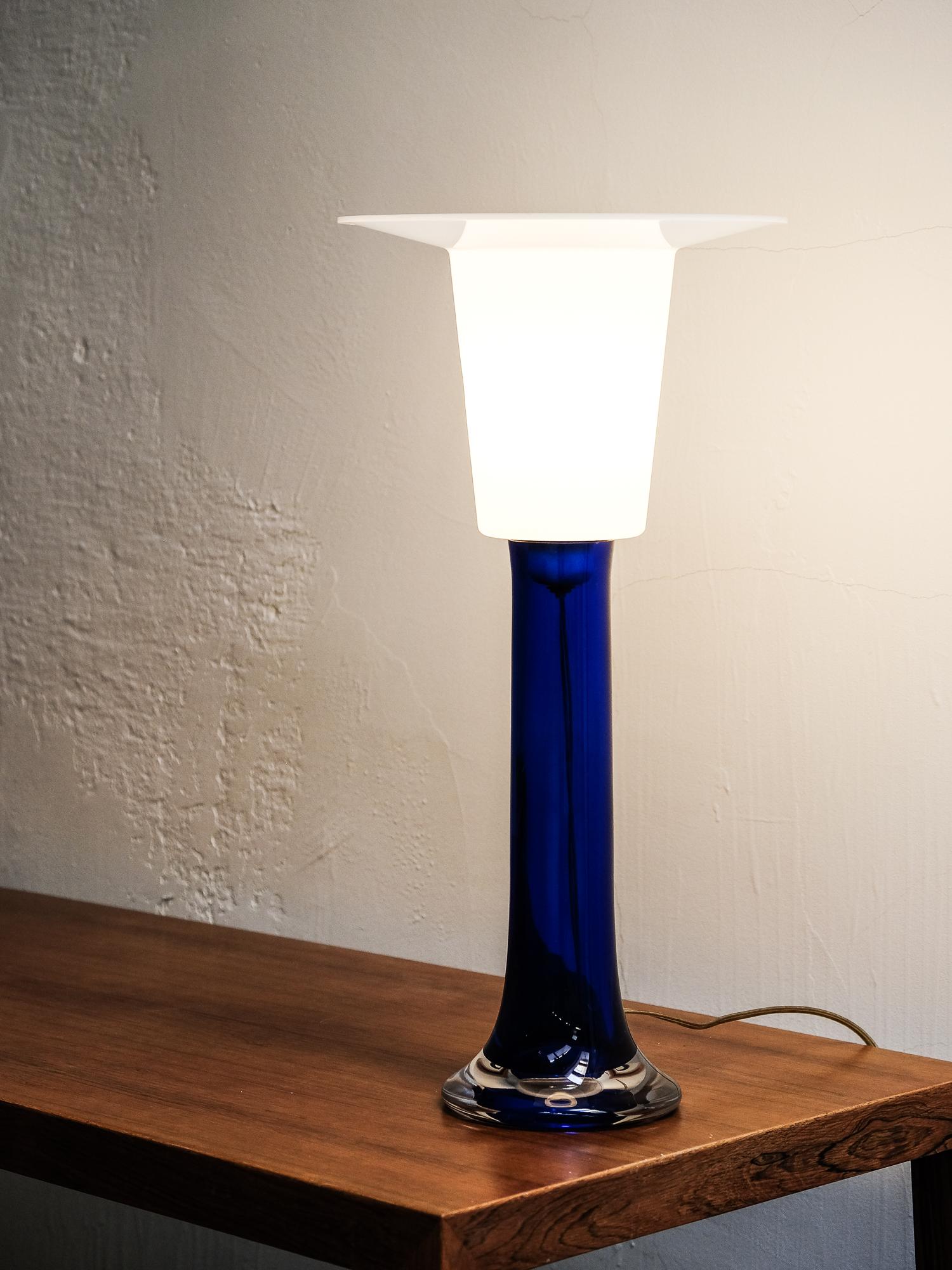 Lampe de bureau en verre bleu cobalt par Uno & sten Kristiansson pour Luxus, Suède en vente 1