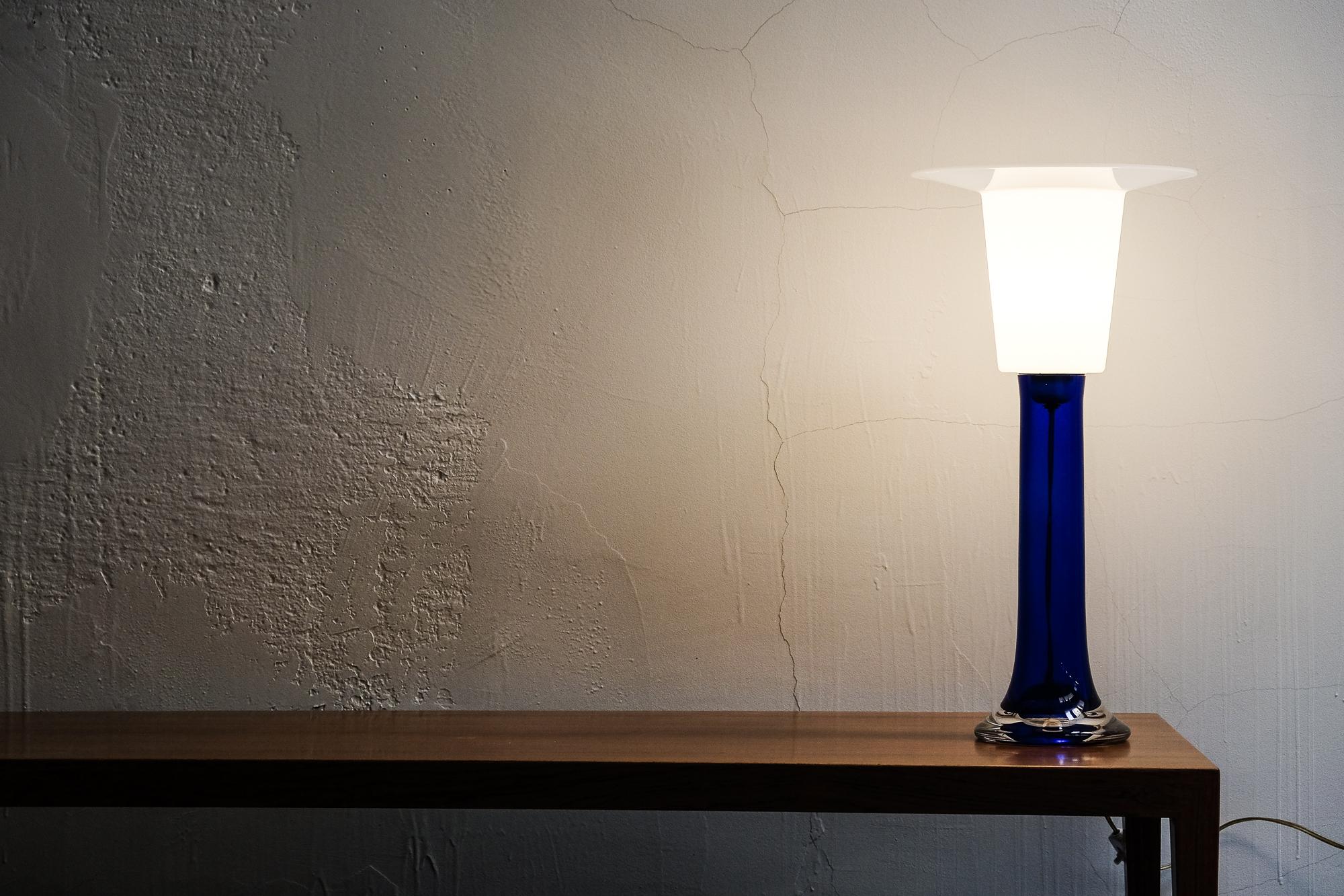 Lampe de bureau en verre bleu cobalt par Uno & sten Kristiansson pour Luxus, Suède en vente 2