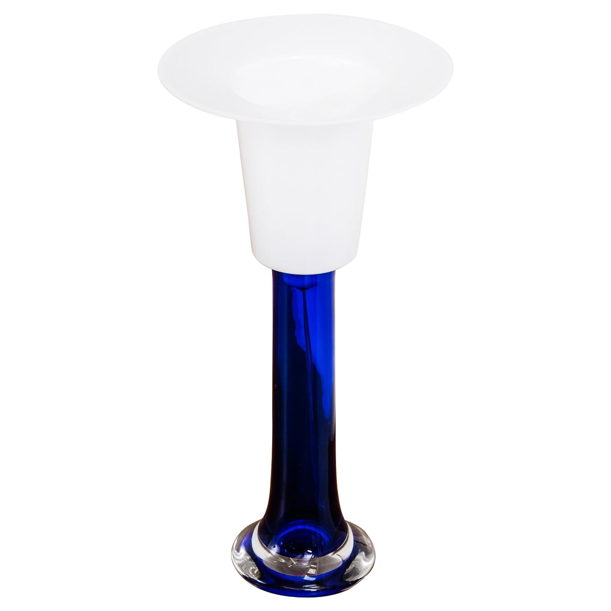 Lampe de bureau en verre bleu cobalt par Uno & sten Kristiansson pour Luxus, Suède en vente