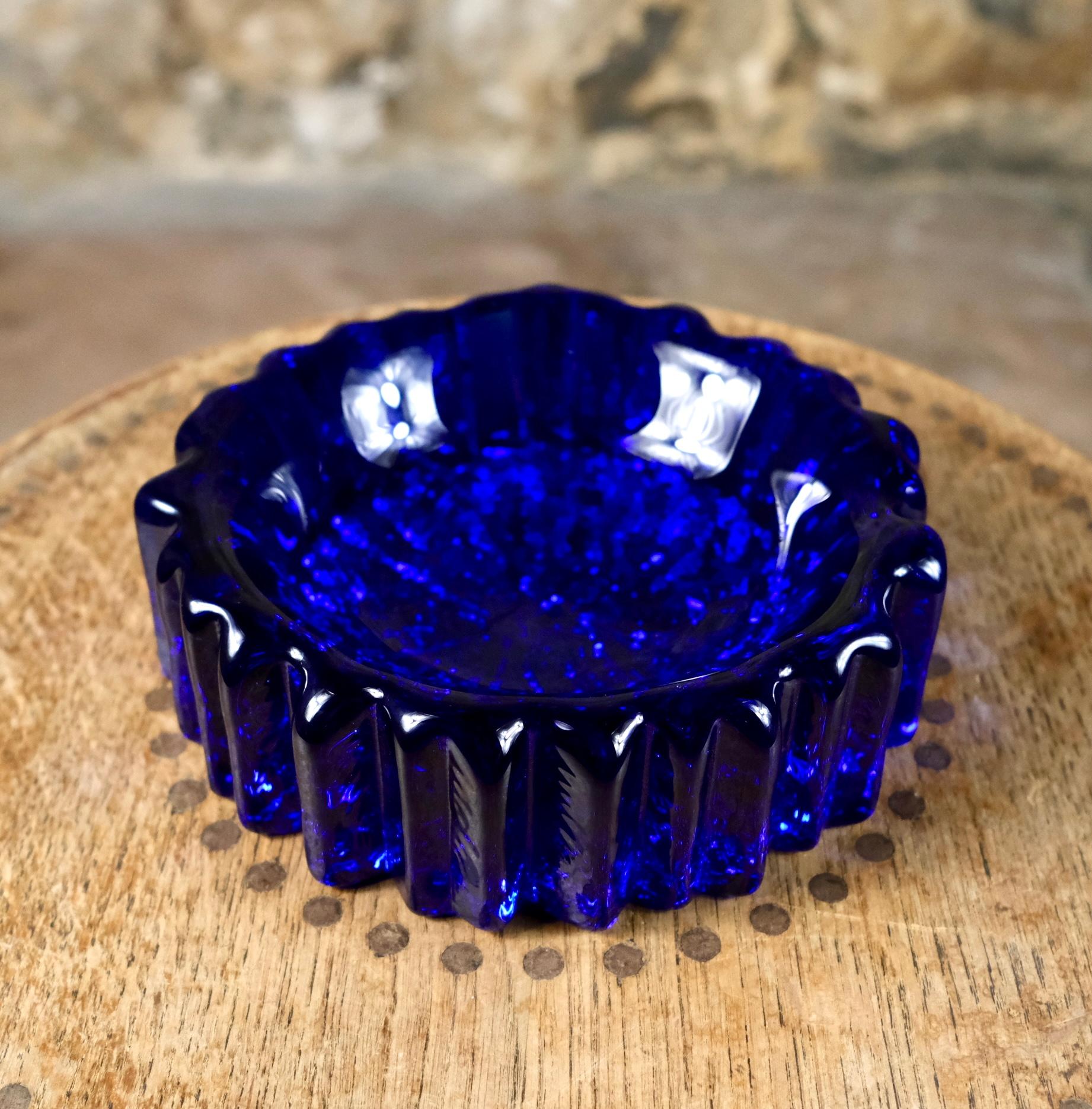 Magnifique vide-poche, plat à bibelots ou cendrier conçu par Willy Johansson pour Hadeland Glassverk, Norvège, dans les années 1970.
Verre de cristal.
Faisant partie de la série Nautilus, son bleu cobalt est profond et brillant, les finitions sont