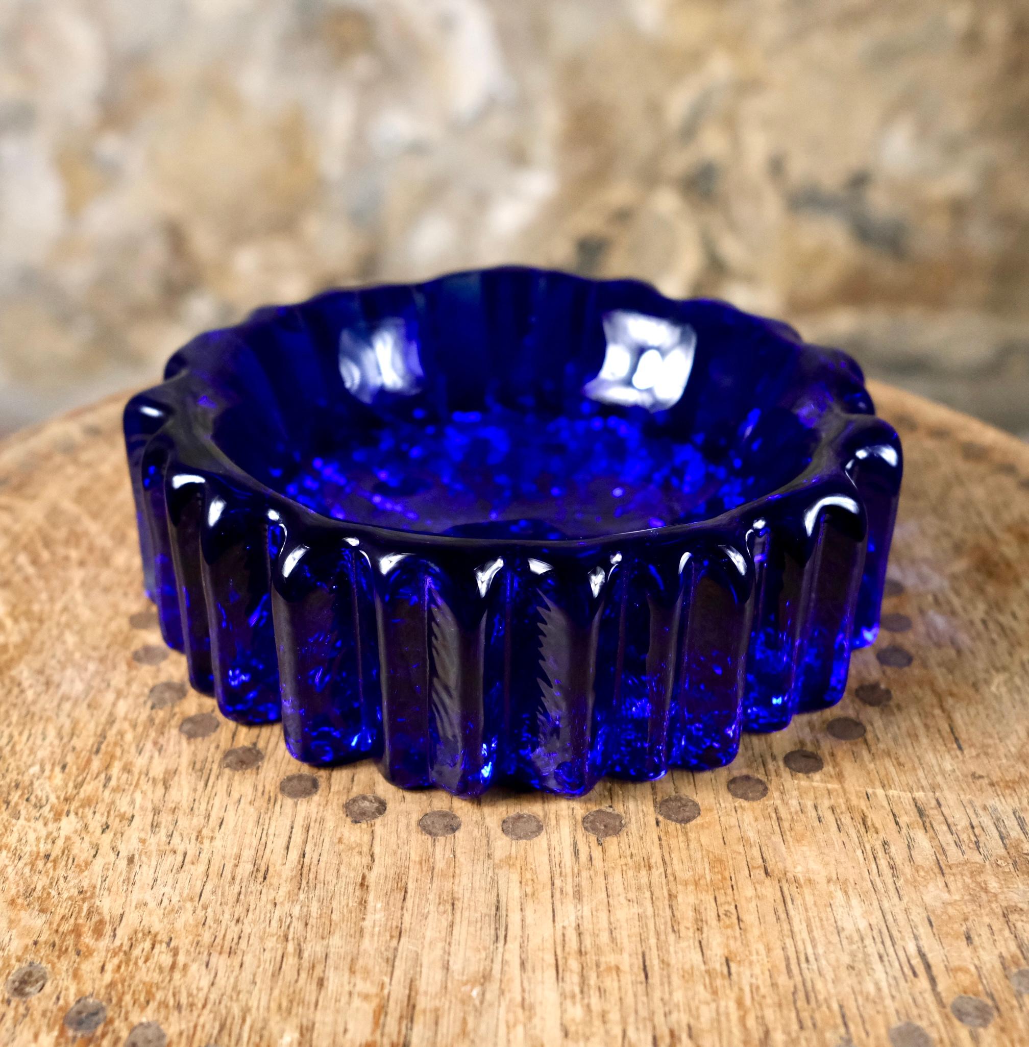 Scandinave moderne Vide-poche en verre bleu cobalt par Willy Johansson pour Hadeland, Norvège, années 1970 en vente