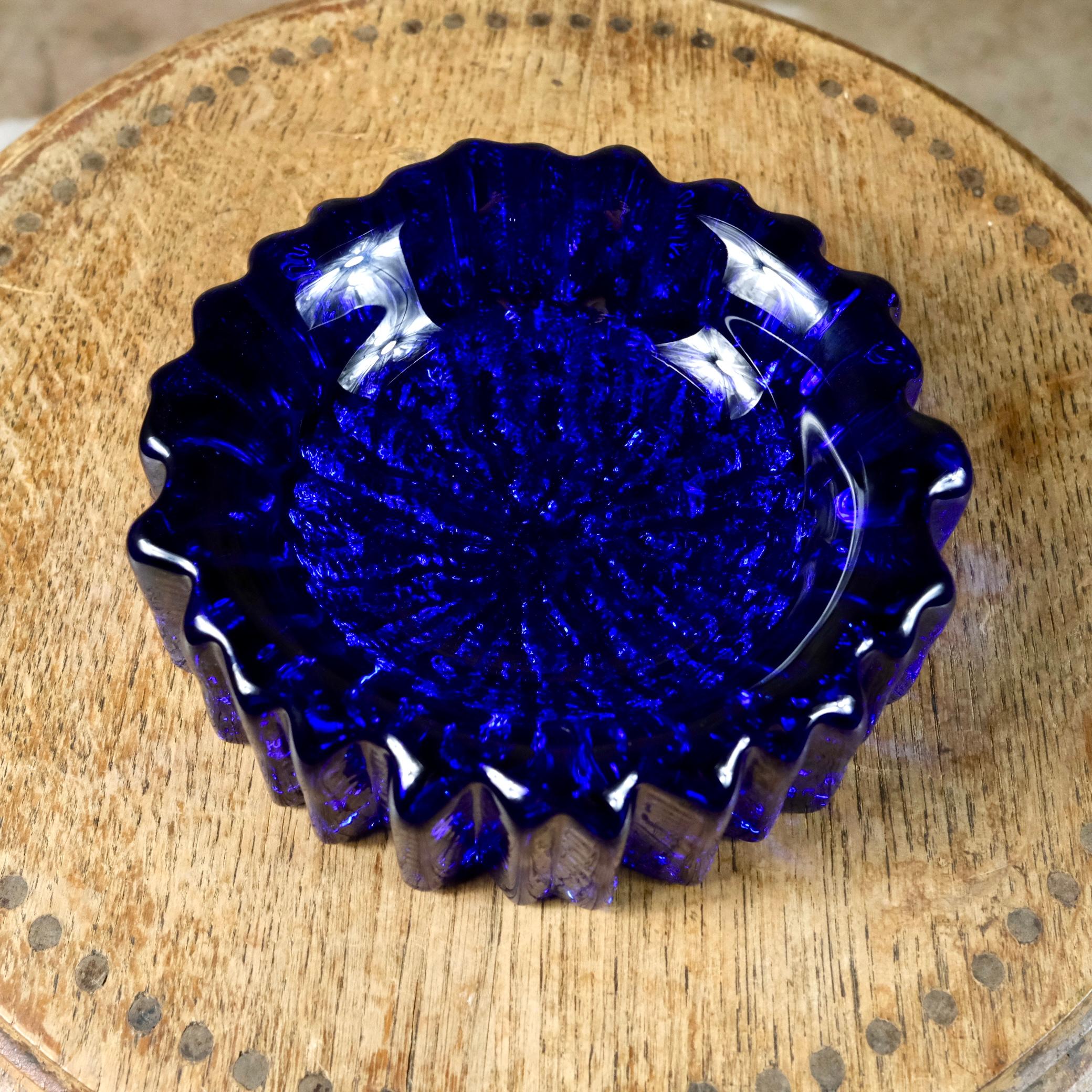 Norvégien Vide-poche en verre bleu cobalt par Willy Johansson pour Hadeland, Norvège, années 1970 en vente