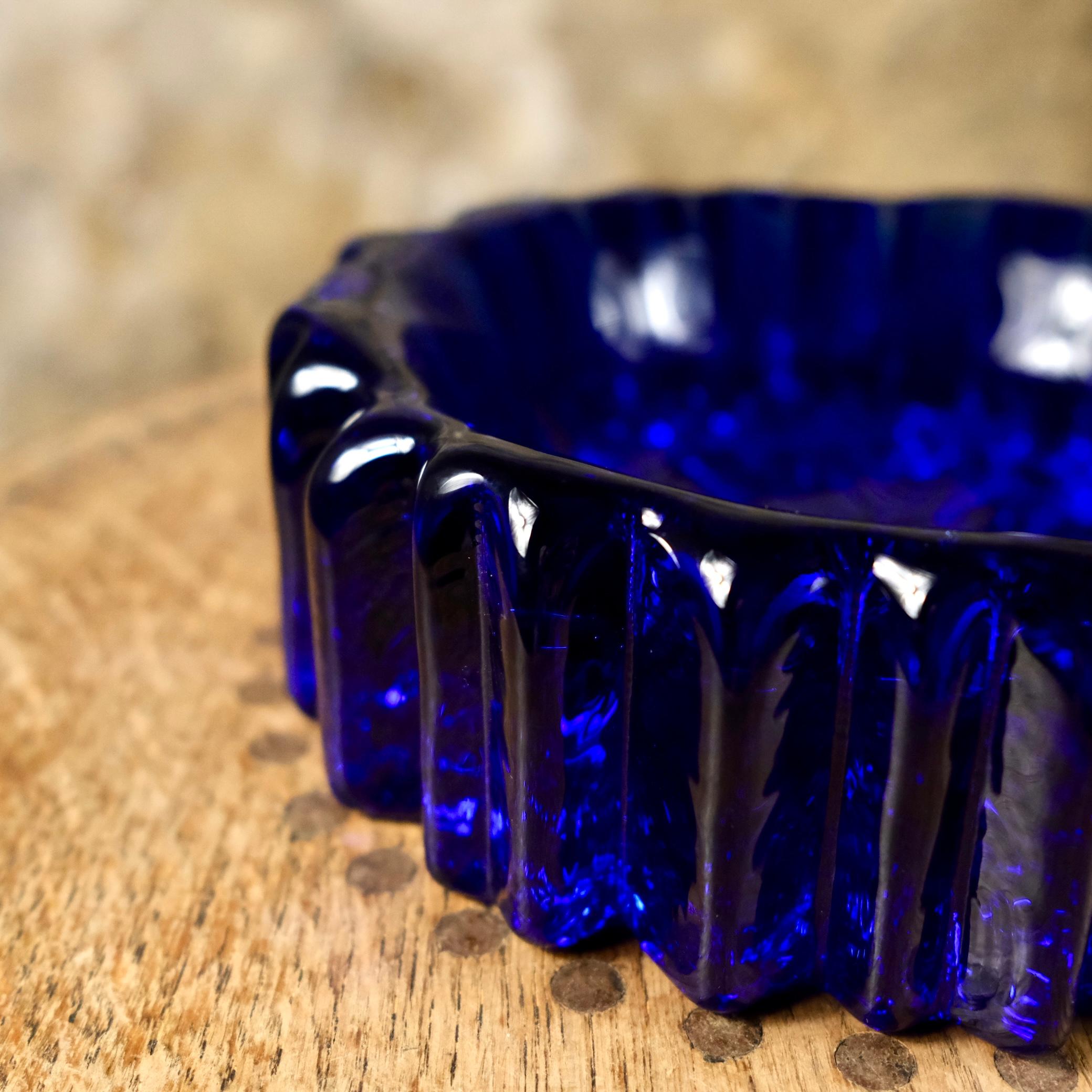 Fin du 20e siècle Vide-poche en verre bleu cobalt par Willy Johansson pour Hadeland, Norvège, années 1970 en vente