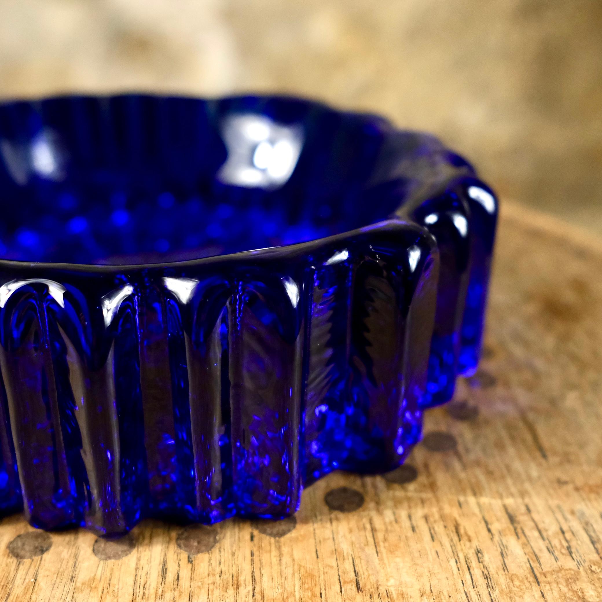 Cristal Vide-poche en verre bleu cobalt par Willy Johansson pour Hadeland, Norvège, années 1970 en vente