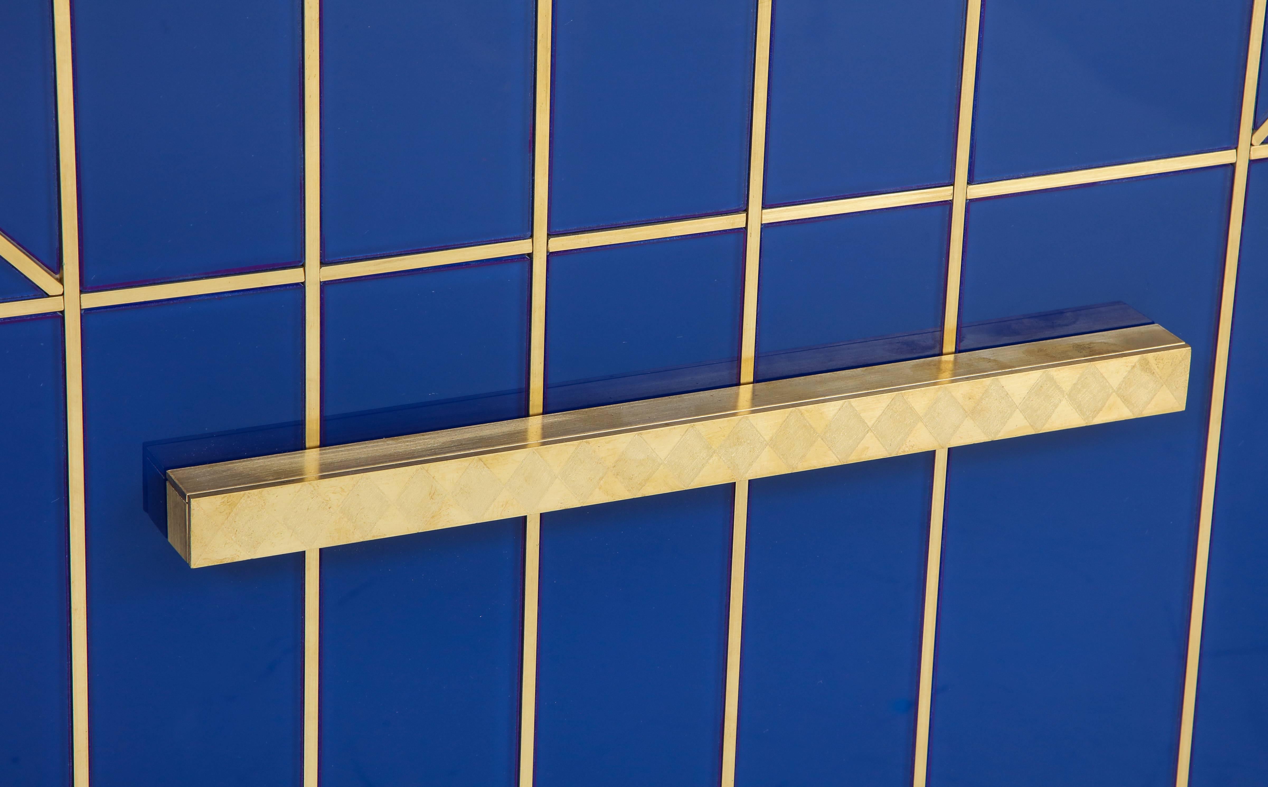 Maßgefertigtes kobaltblaues Sideboard mit Messingintarsien und Spiegeln, Spanien (Handgefertigt)