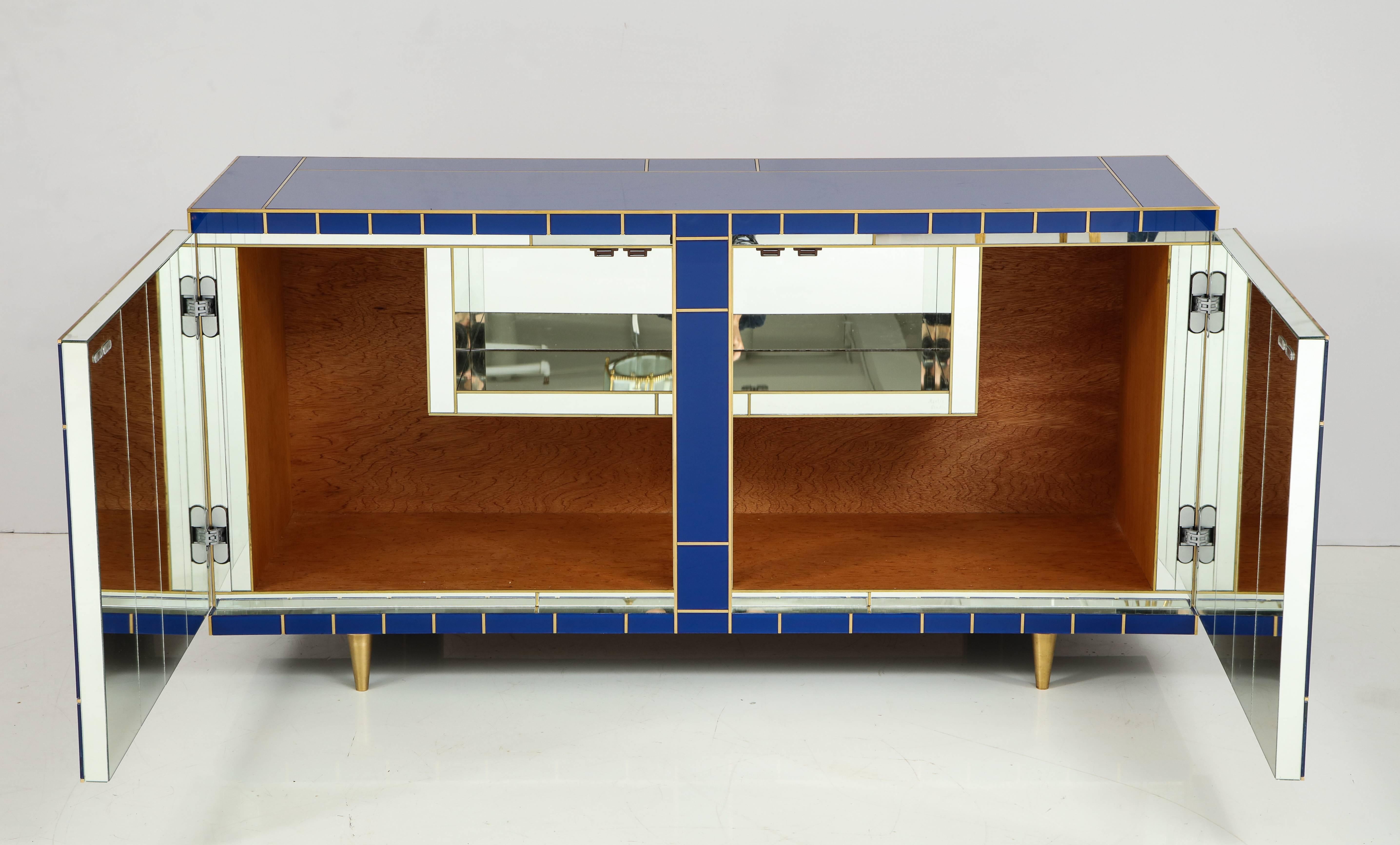 Maßgefertigtes kobaltblaues Sideboard mit Messingintarsien und Spiegeln, Spanien (Glaskunst)