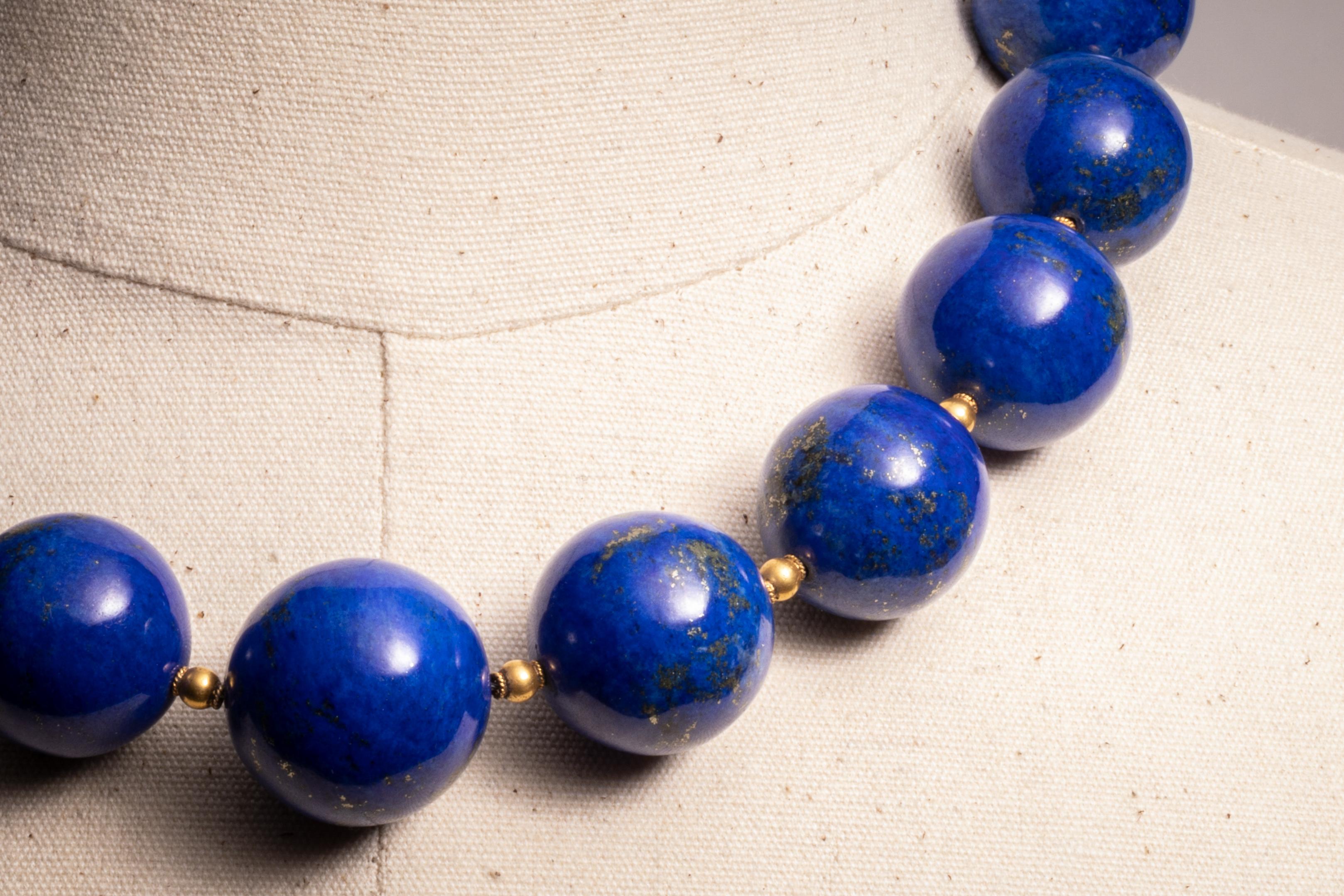 Wunderschöne Lapislazuli-Perlenkette mit 18 Karat Gold.  Leicht abgestufte Perlen mit einem Durchmesser von 1