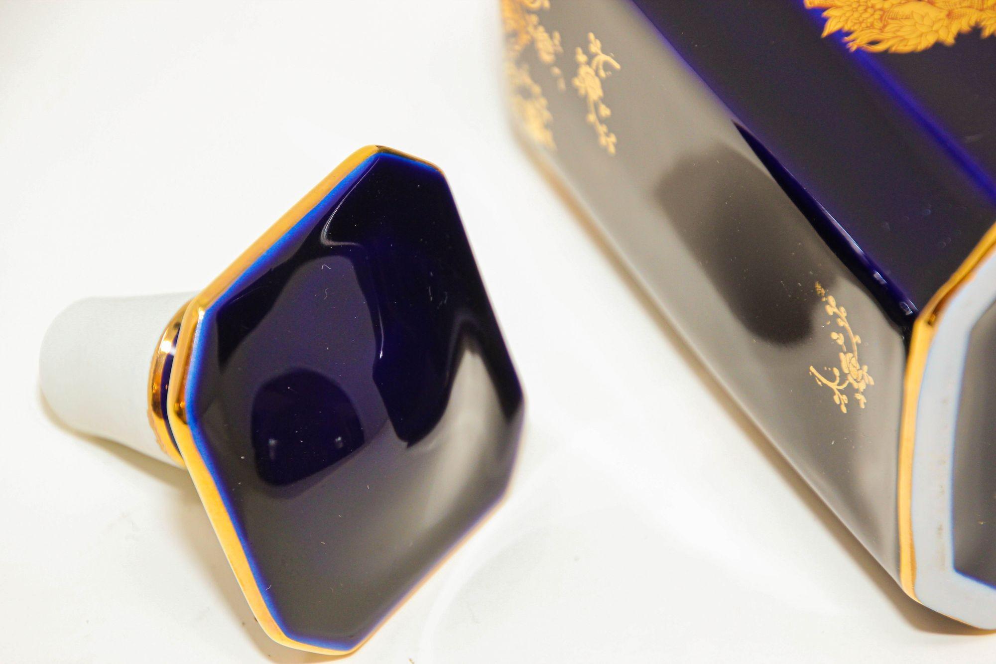 Carafe de Limoges France en porcelaine bleu cobalt et or 22 carats, 1970 9