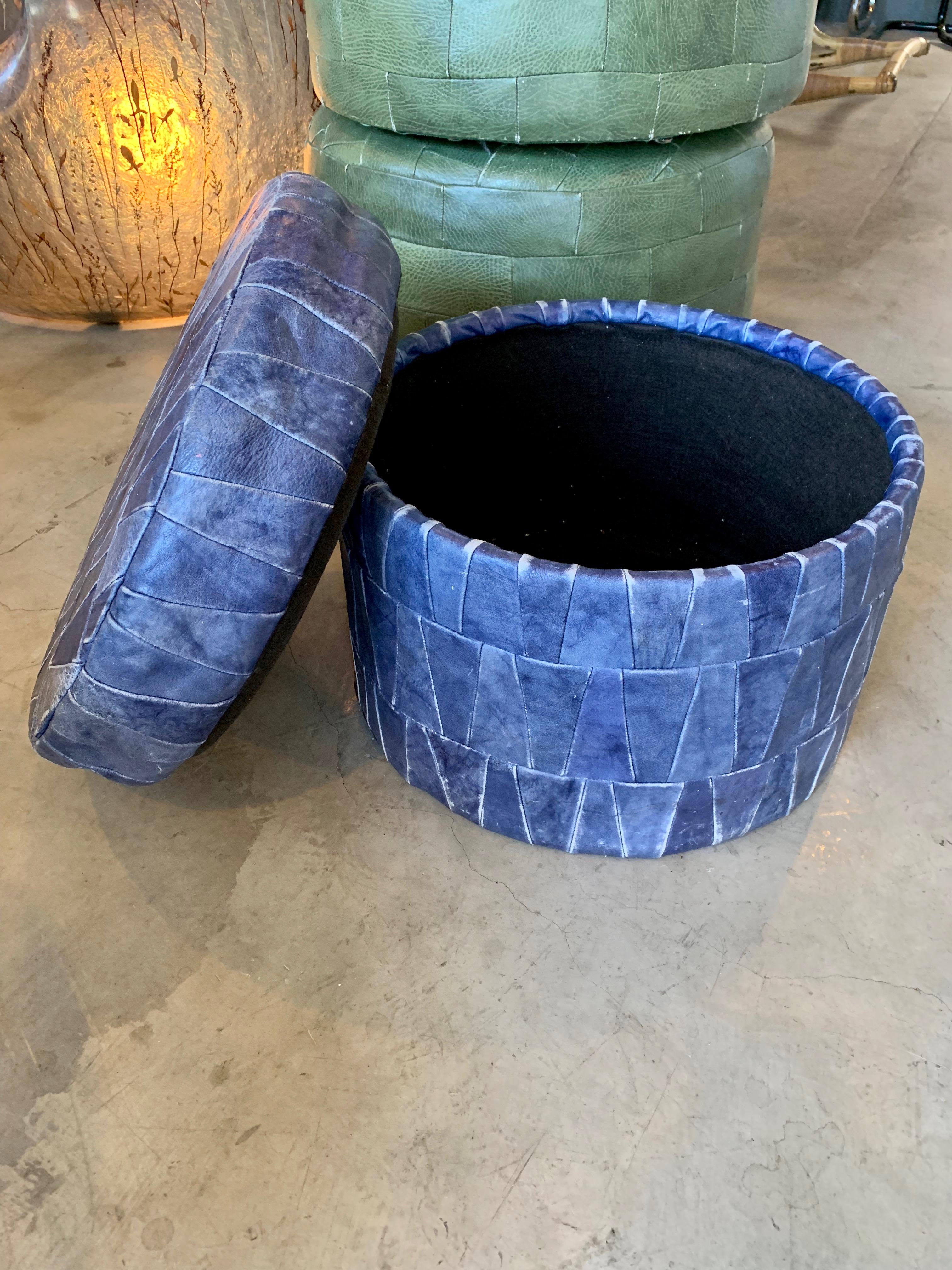 Patchwork leather storage ottoman by De Sede in cobalt blue. Ottoman has a lid with storage inside. Good condition. Great accent piece and nice scale.

 



 