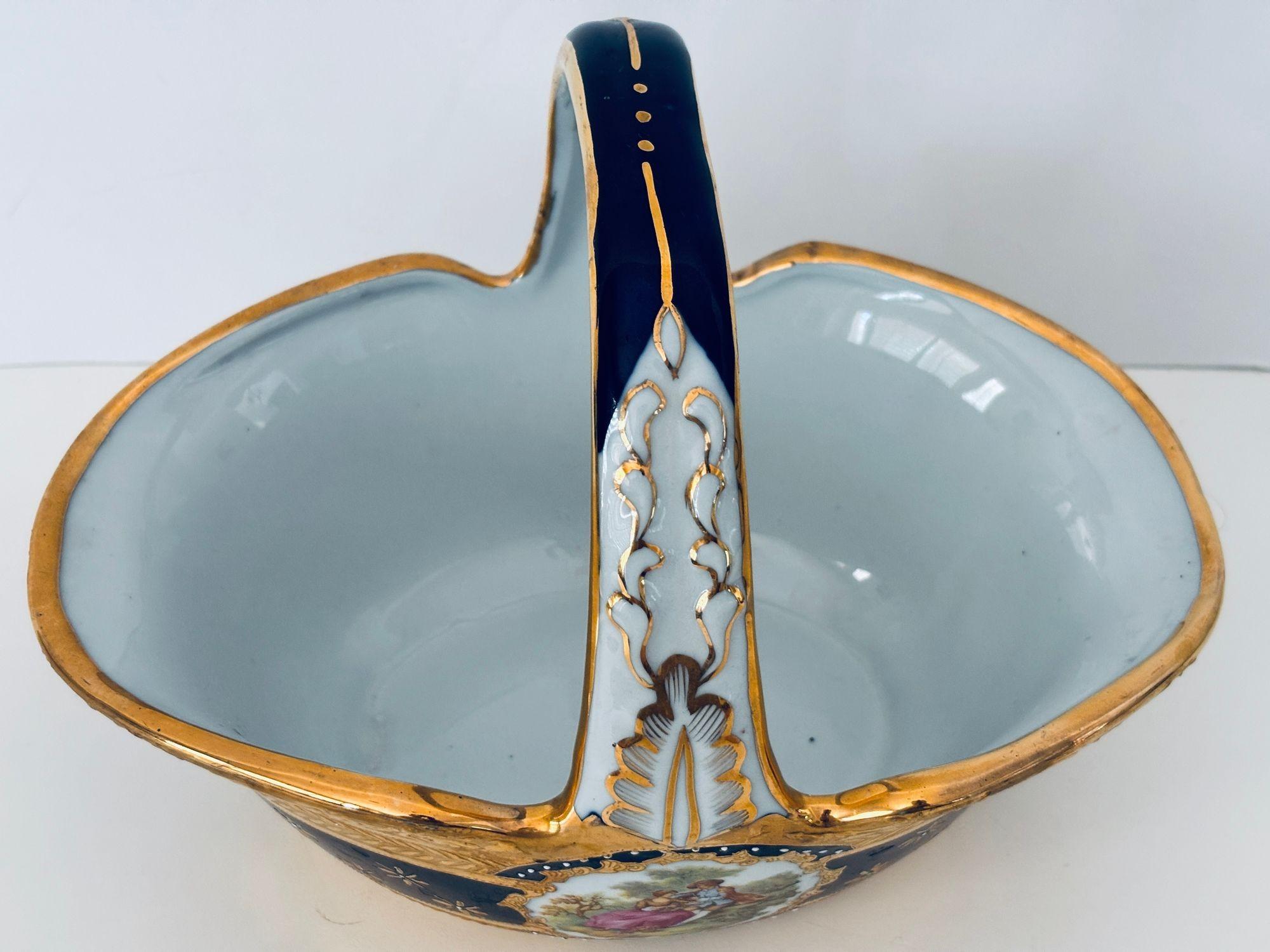 Jarrón cesta de porcelana azul cobalto con incrustación de oro de 22 quilates y escena romántica en venta 5