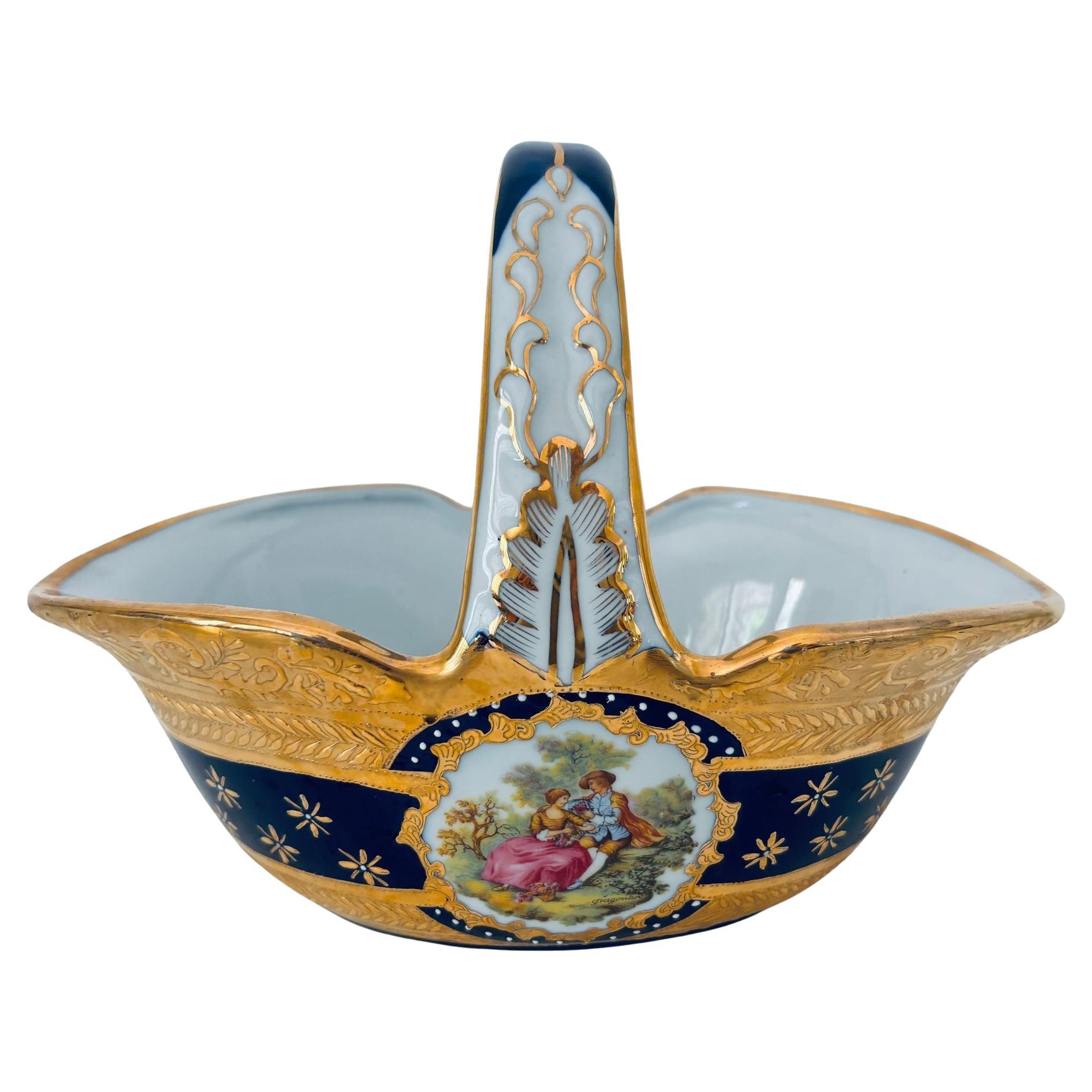 Jarrón cesta de porcelana azul cobalto con incrustación de oro de 22 quilates y escena romántica en venta