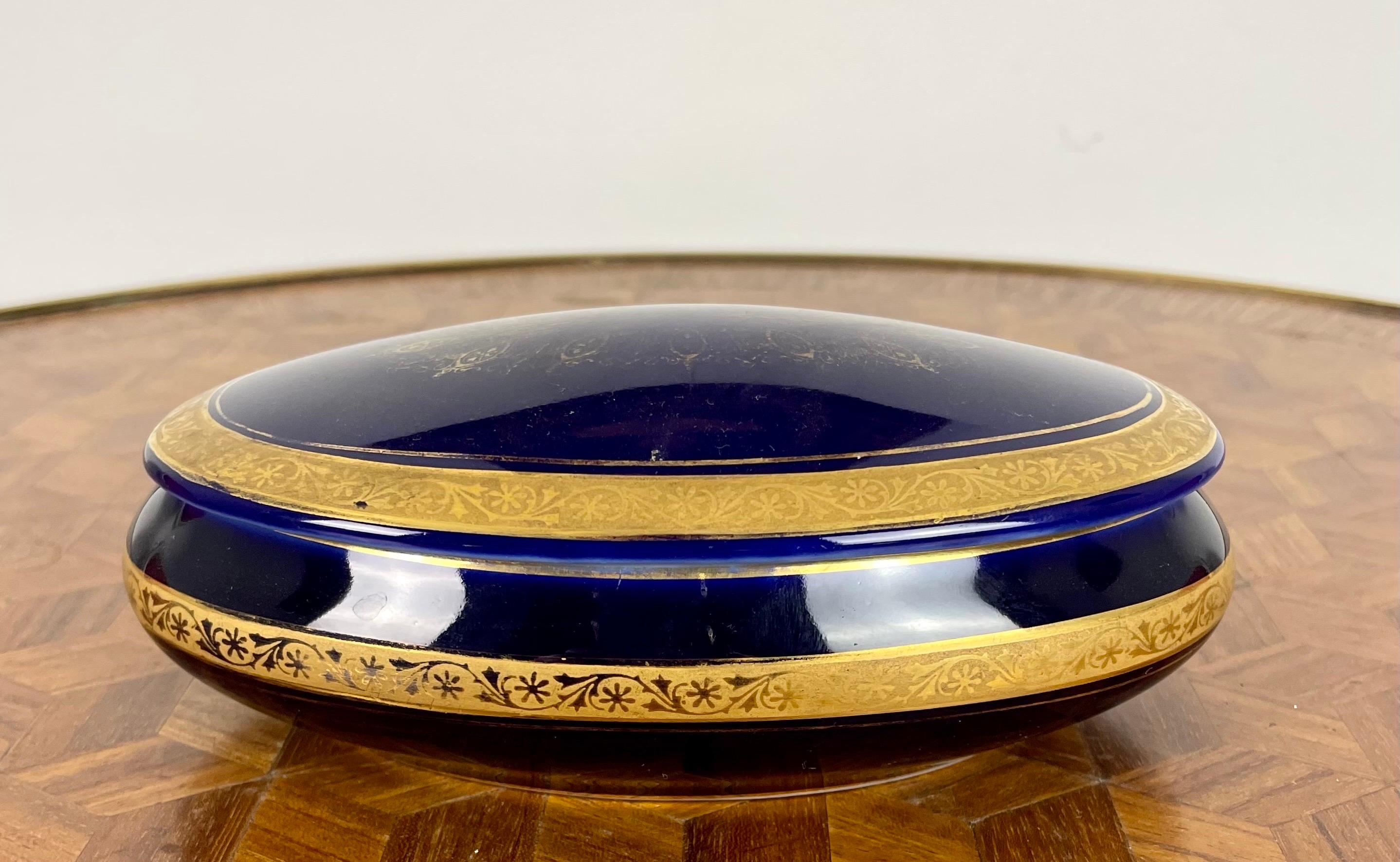 Pretty candy box in Limoges porcelain. Can be used in jewelry box, candy box or vide-poche.
The porcelain is a beautiful cobalt blue enhanced with fine gold.
Stamped in a circle Limoges France, corresponding to the manufacturers decorators Malbec