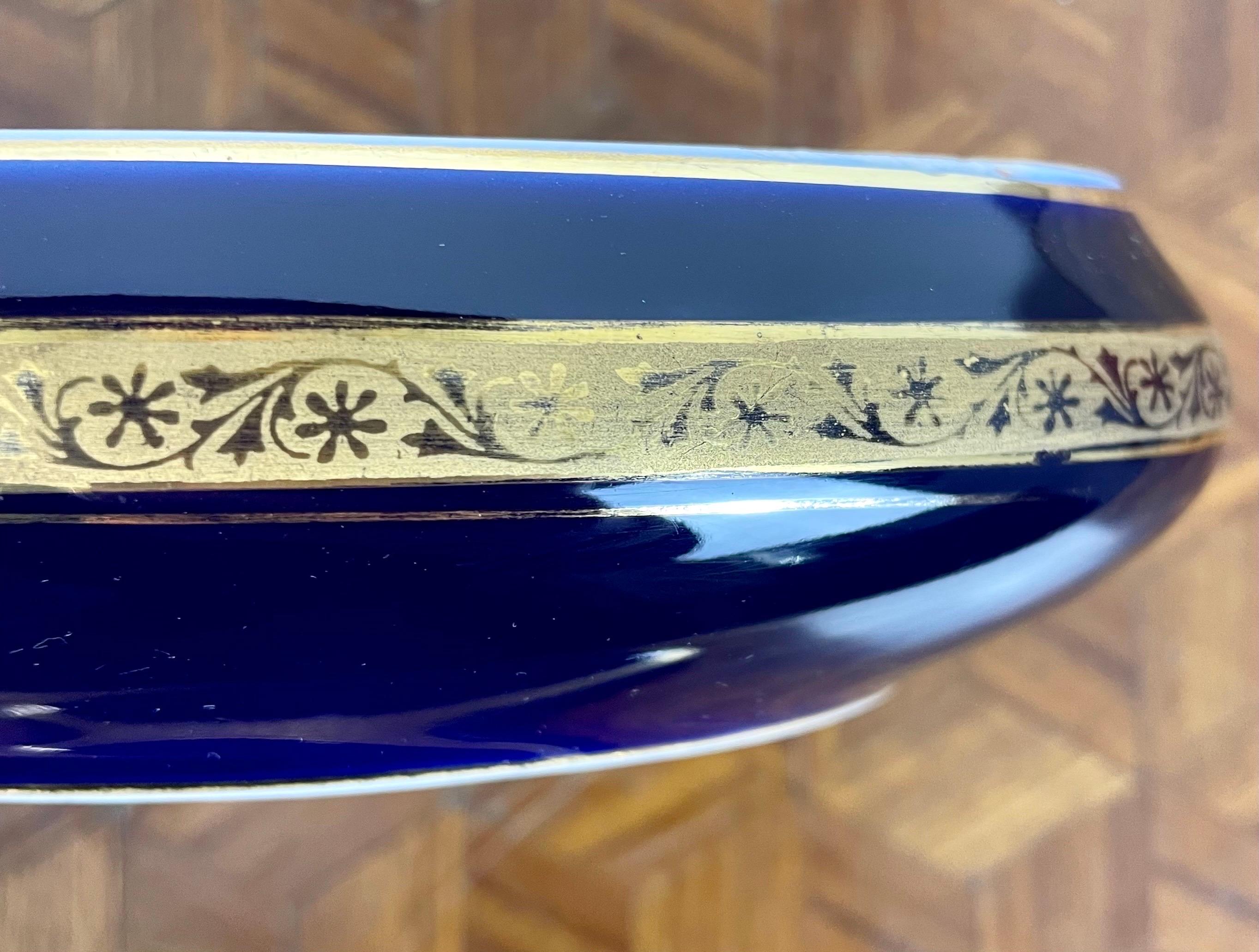 Cobalt blue and gold porcelain box from Limoges, France circa 1955/60 In Good Condition For Sale In Beuzevillette, FR