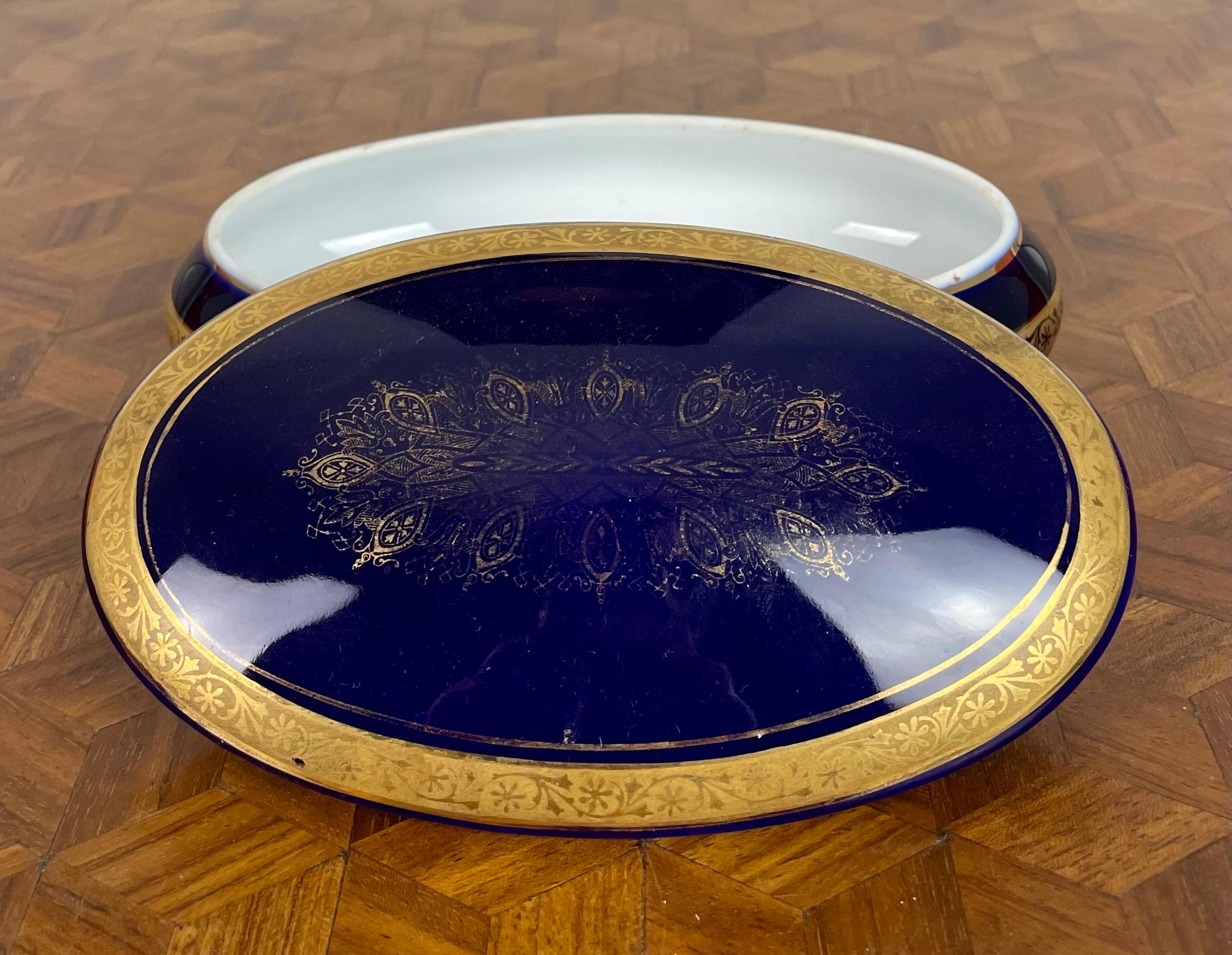 20ième siècle Boîte en porcelaine bleu cobalt et or de Limoges, France, vers 1955/60 en vente