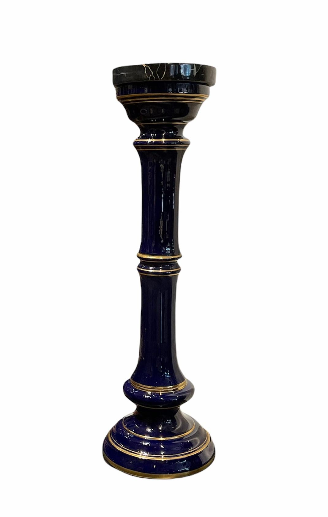 Cobalt Blue Porcelain Column With Marble Top In Good Condition For Sale In Guaynabo, PR